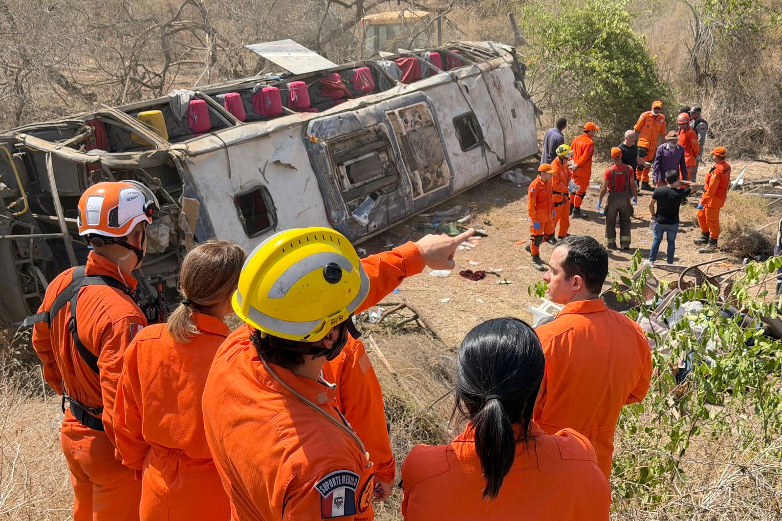 This handout photo provided by the Alagoas State government shows rescue officers working at the site of a deadly bus accident on state highway AL-220 in the city of Sao Jose da Tapera, Alagoas state, Brazil, on February 3, 2026. A bus accident in northeastern Brazil killed at least 15 people on February 3, including three children, state officials said in a statement. The bus had been carrying about 60 people taking part in a pilgrimage when it overturned in the rural interior of Alagoas state. (Photo by Handout / Alagoas State government / AFP) / RESTRICTED TO EDITORIAL USE - MANDATORY CREDIT "AFP PHOTO / ALAGOAS STATE GOVERNMENT " - NO MARKETING NO ADVERTISING CAMPAIGNS - DISTRIBUTED AS A SERVICE TO CLIENTS