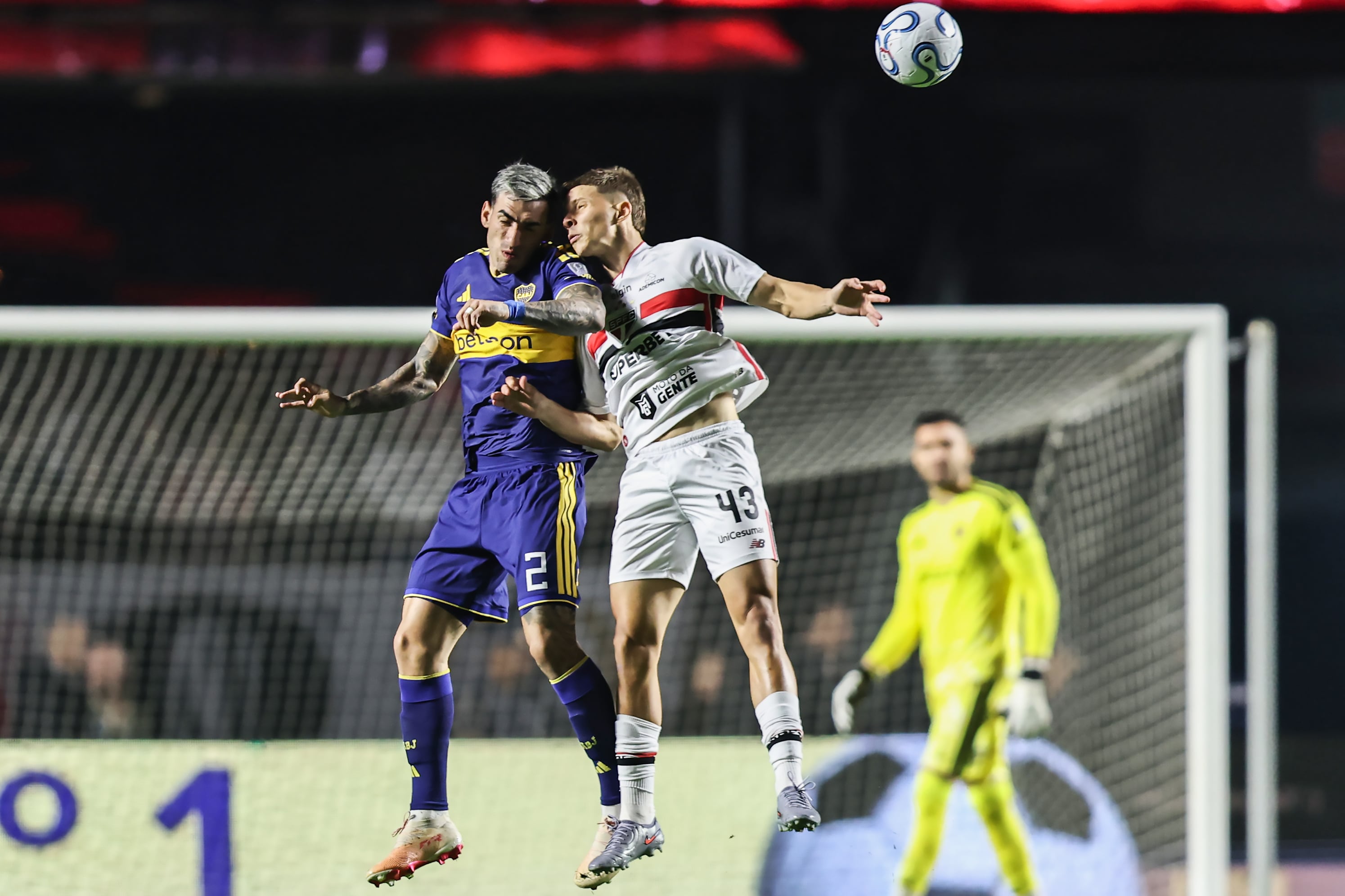 15/09/2026.- Gustavo Domingos (d) de Sao Paulo disputa el balón con Lautaro Di Lollo de Boca Juniors este martes, en un partido por los cuartos de final de la Copa Sudamericana entre Sao Paulo y Boca Juniors en el estadio Morumbi