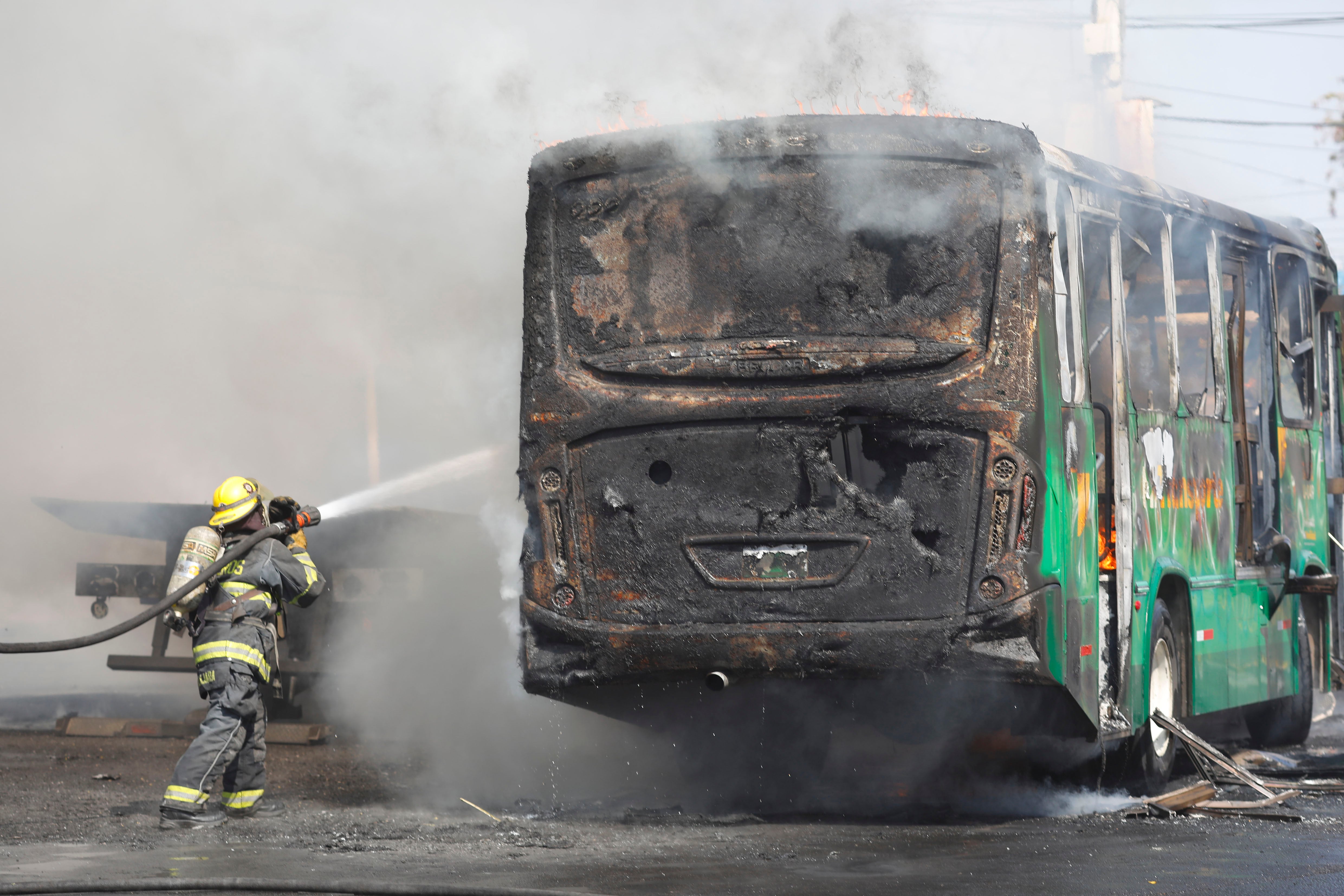 MEX5072. GUADALAJARA (MÉXICO), 22/02/2026.- Un integrante del Cuerpo de Bomberos de Guadalajara intenta apagar un vehículo incendiado este domingo, en Guadalajara (México). El líder del Cartel de Jalisco Nueva Generación (CJNG), Nemesio Oseguera Cervantes, alias El Mencho, uno de los capos más buscados por EE.UU., fue abatido durante un operativo con fuerzas federales, según confirmaron a EFE fuentes del Gobierno de México. EFE/ Francisco Guasco