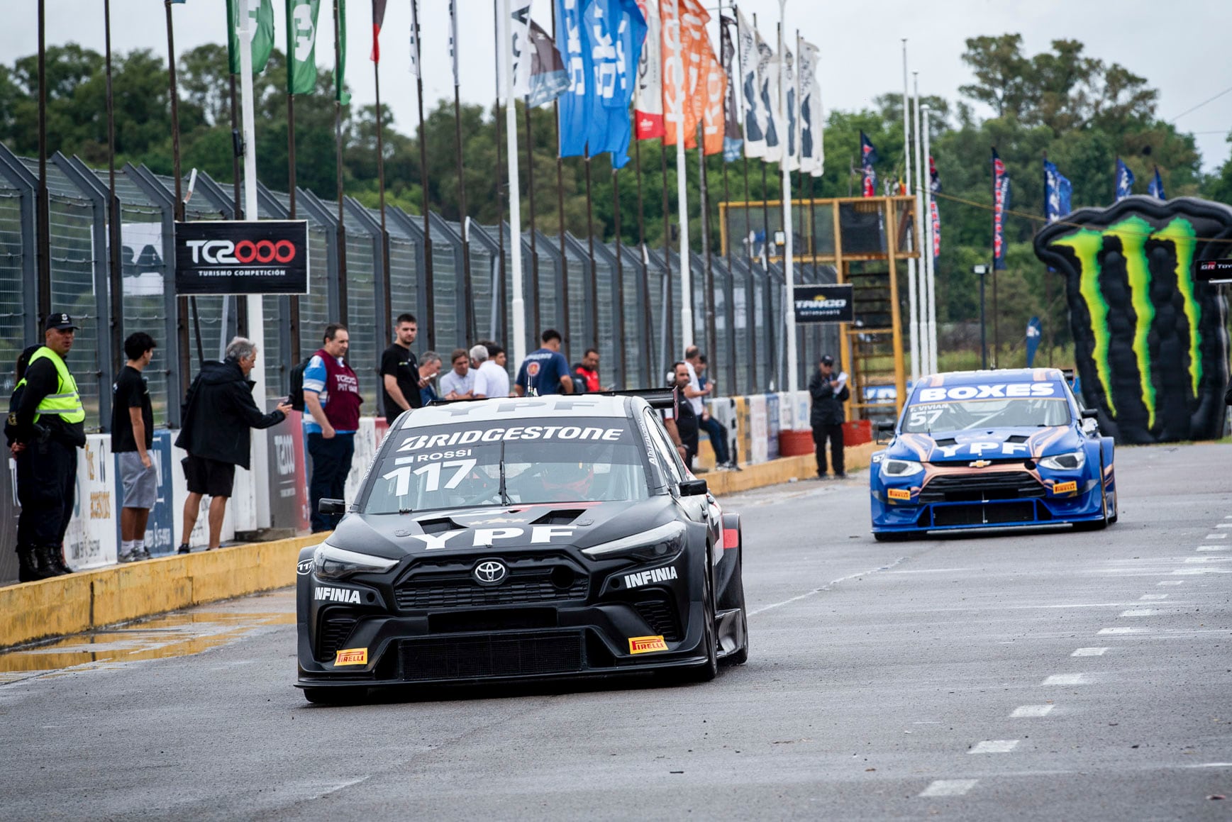 NOTICIAS ARGENTINAS
BAIRES, DICIEMBRE 21: El piloto Matías Rossi, con Toyota, cerró la temporada 2025 del TC2000 con una consagración histórica en Junín al lograr su sexta corona personal, la primera en la era de los SUV, la quinta de la marca en la categoría.FOTO NA:PRENSA TC2000