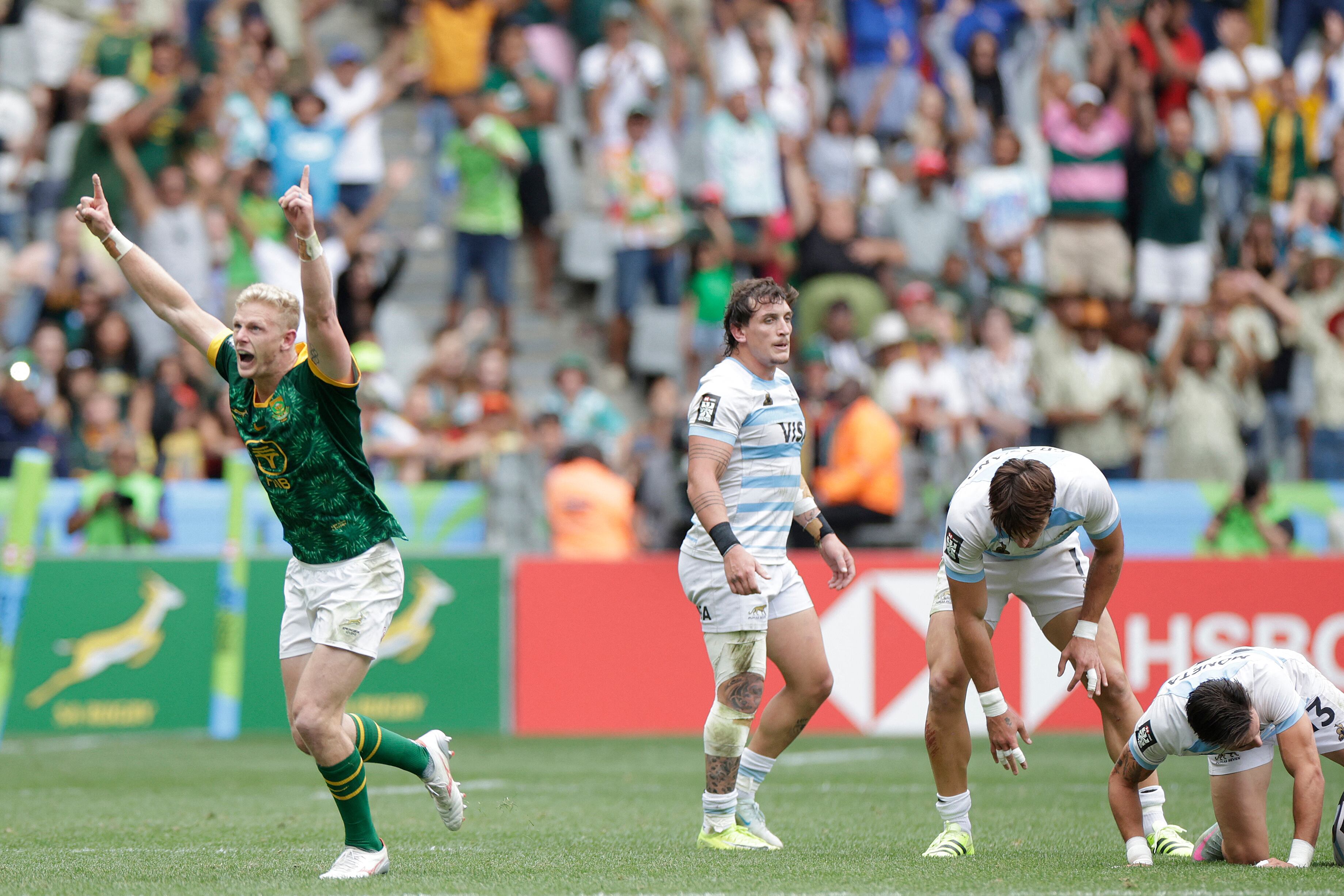 South Africa Ryan Oosthuizen celebrates his team's victory against Argentina in the men's Cup Finals of the HSBC World Rugby Sevens Series at the DHL stadium in Cape Town on December 7, 2025. (Photo by GIANLUIGI GUERCIA / AFP)