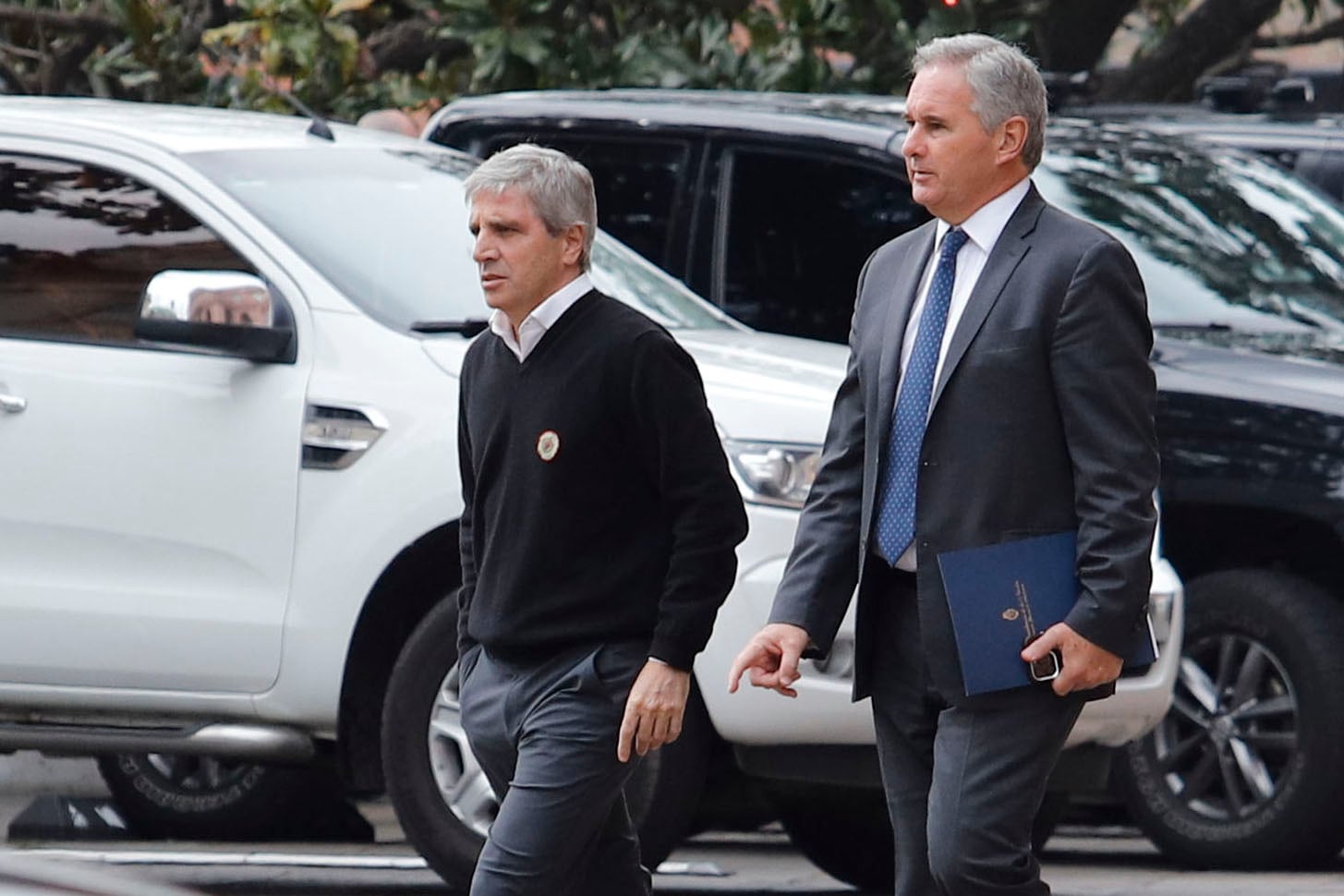 NOTICIAS ARGENTINAS BAIRES SEPTIEMBRE 8: Tras la derrota electoral, el presidente Javier Milei convoco a reunion de gabinete a las 9:30 para evaluar lo sucedido el domingo en la provincia de Buenos Aires. El ministro de economia, Luis Caputo y Pablo Quirno se retiran de la Casa Rosada