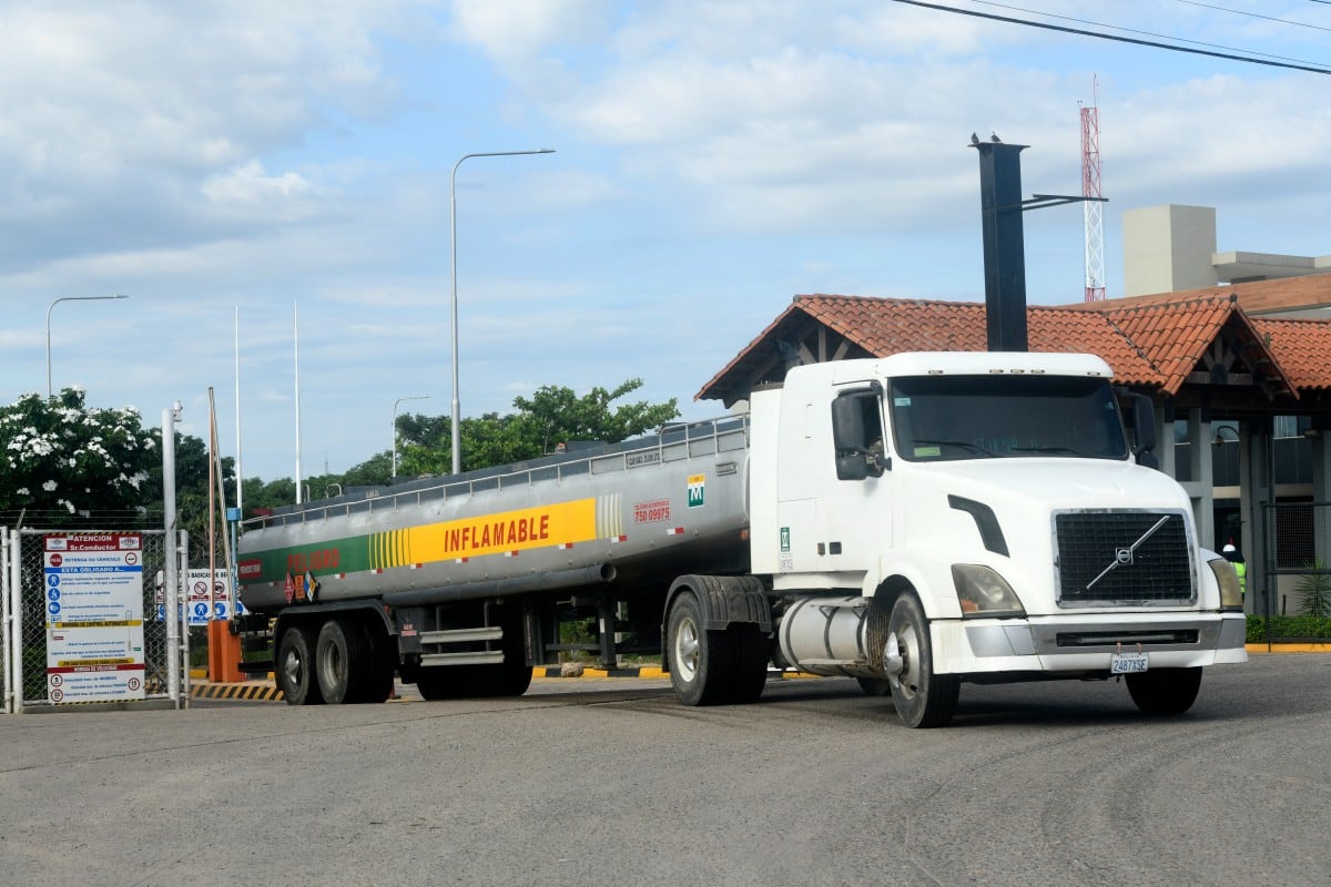 Por decreto, el presidente de Bolivia eliminó los subsidios a los combustibles.