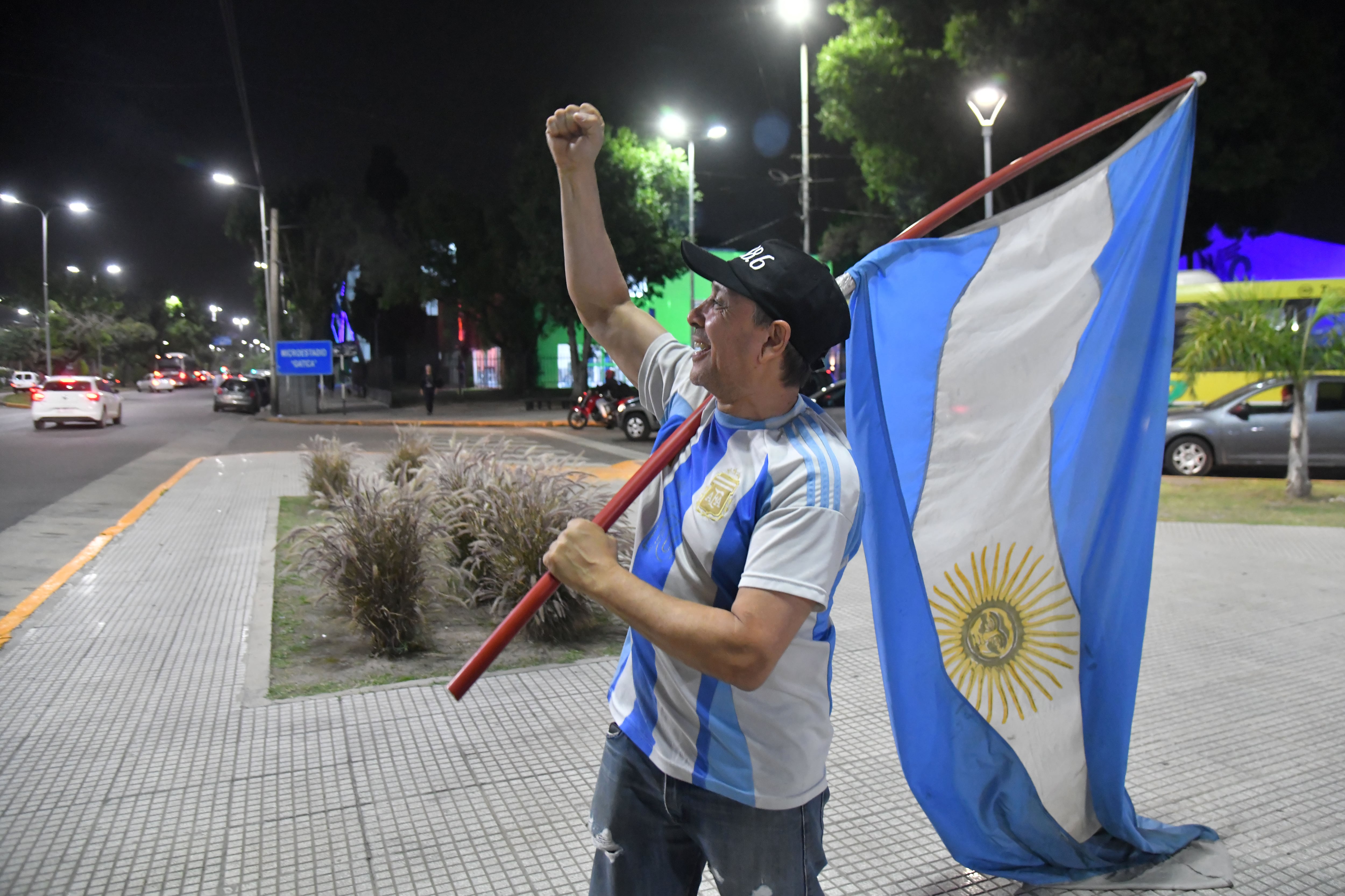 Hincha de la Selección Argentina sigue festejando en Avellaneda