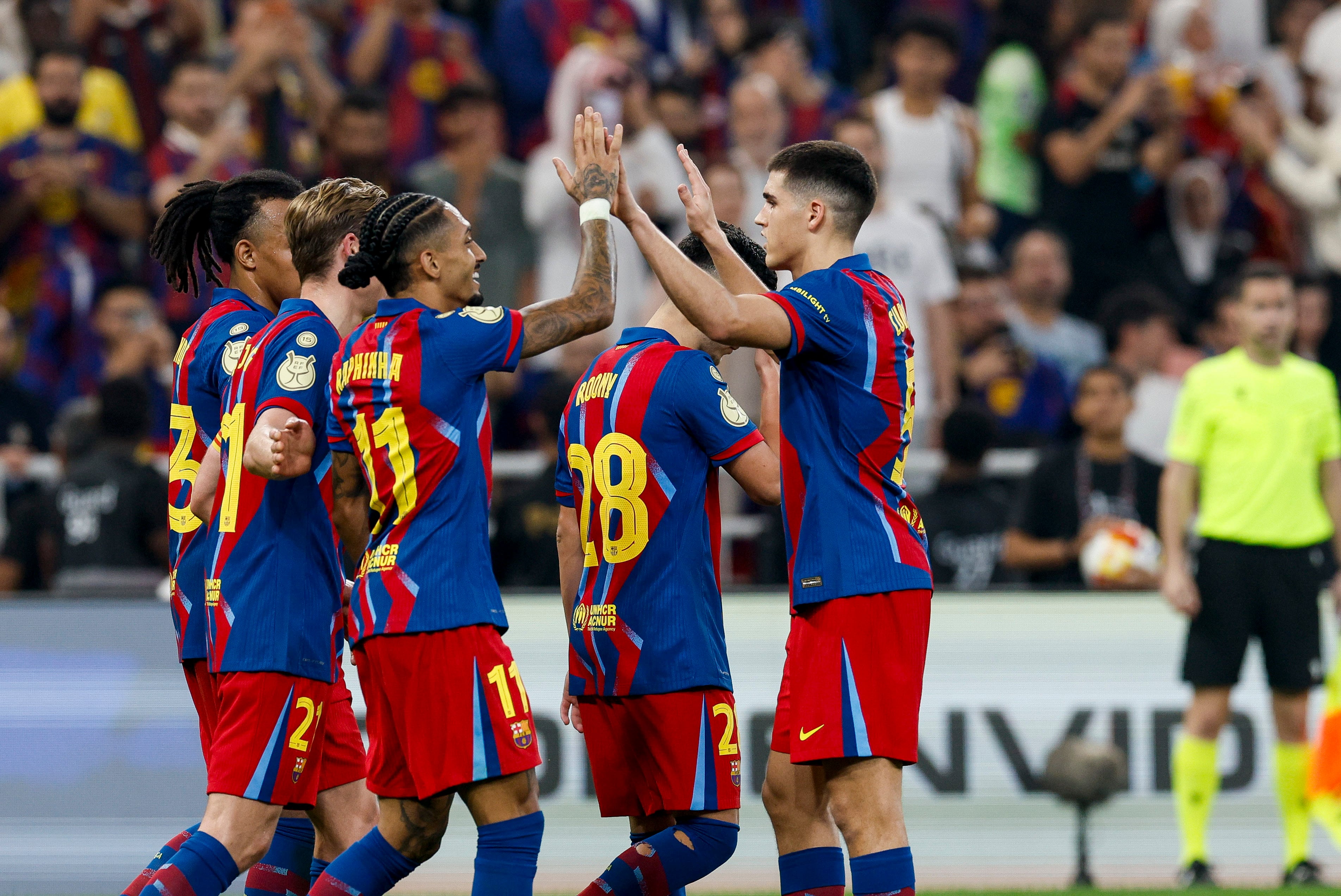 YEDA (ARABIA SAUDÍ), 07/01/2026.- Los jugadores del FC Barcelona celebran el quinto gol del equipo blaugrana durante el partido de la Supercopa de España que disputan el FC Barcelona y el Athletic Club, este miércoles en el estadio Alinma Bank Stadium at King Abdullah Sport, en Yeda. EFE/ Kai Forsterling