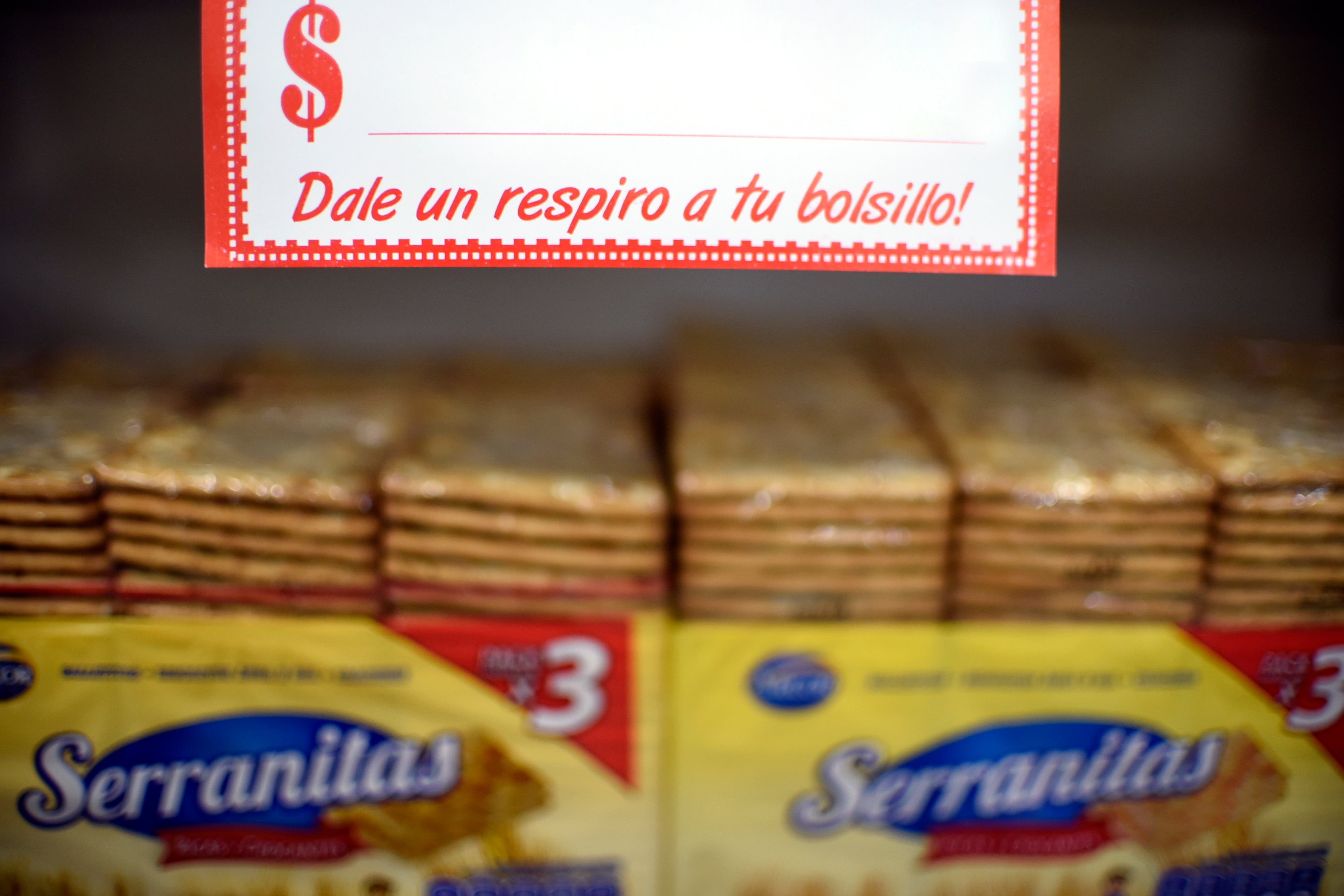 cartel de precios en gondola de supermercado