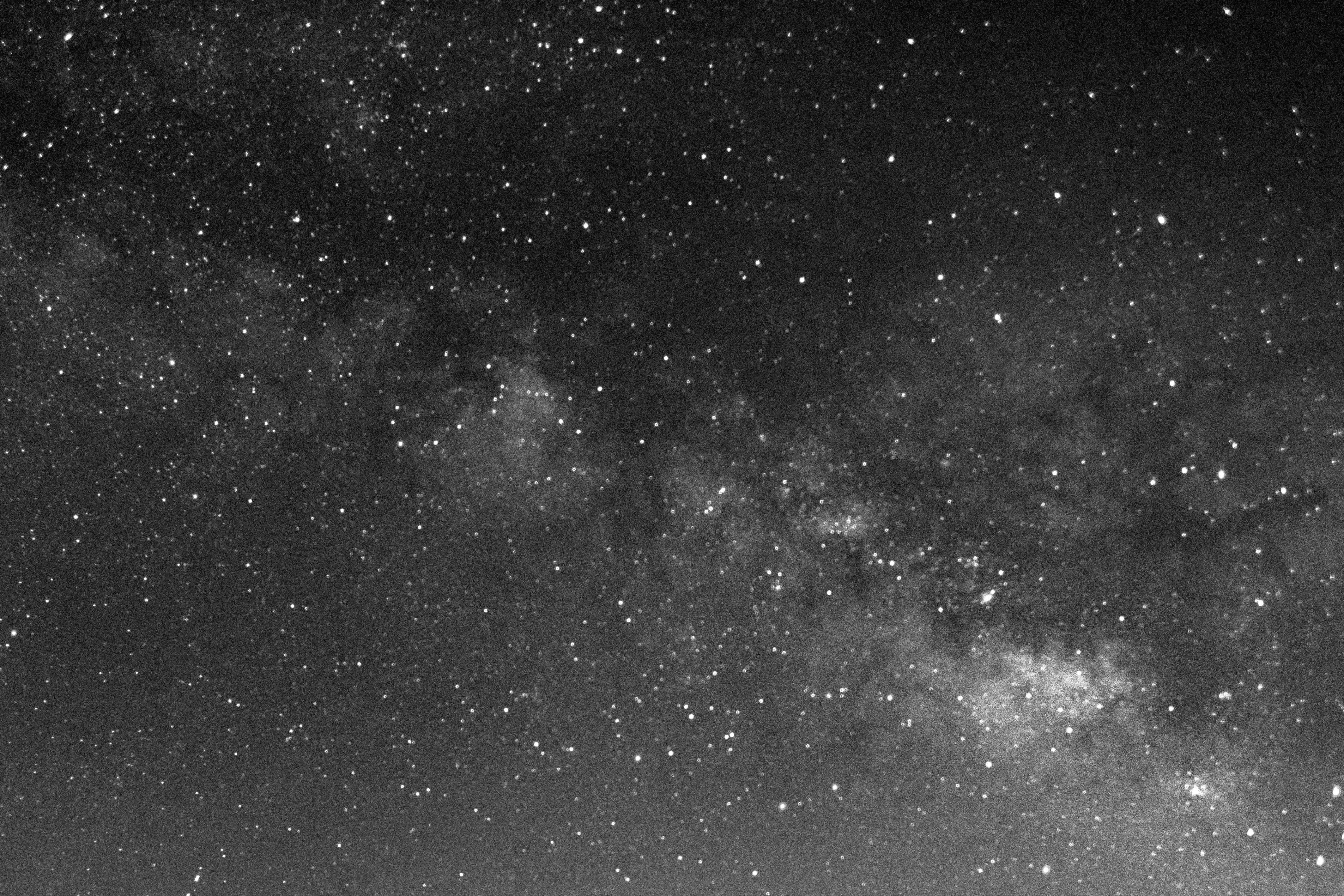 Las estrellas y la vía lechosa se ven en el cielo sobre el bosque de los cedros conocido como los cedros de Dios en la ciudad montañosa norteña de Bsharri a unos 1900 metros sobre el nivel del mar, a unos 117 km al norte de la capital libanesa Beirut, el 10 de julio de 2021.