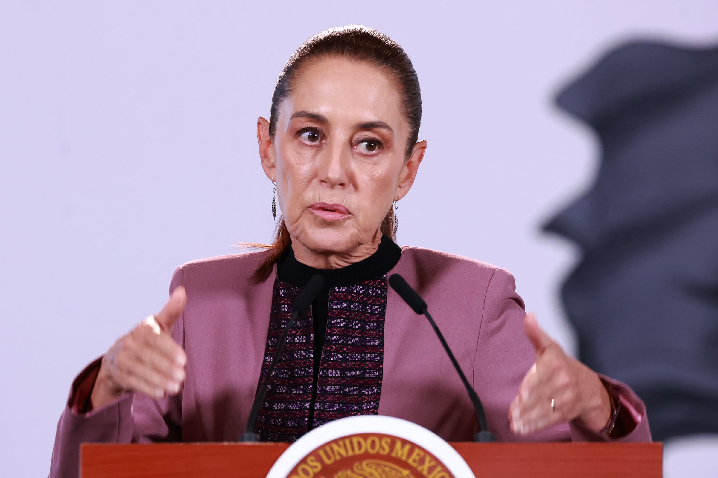 MEX4052. CIUDAD DE MÉXICO (MÉXICO), 29/09/2026.- La presidenta de México, Claudia Sheinbaum, afirmó que siguen abiertas las investigaciones sobre posibles responsabilidades de antiguos altos funcionarios por los 43 estudiantes de Ayotzinapa desaparecidos en 2014, este martes durante una rueda de prensa este martes en el Palacio Nacional de la Ciudad de México (México). EFE/ Mario Guzmán