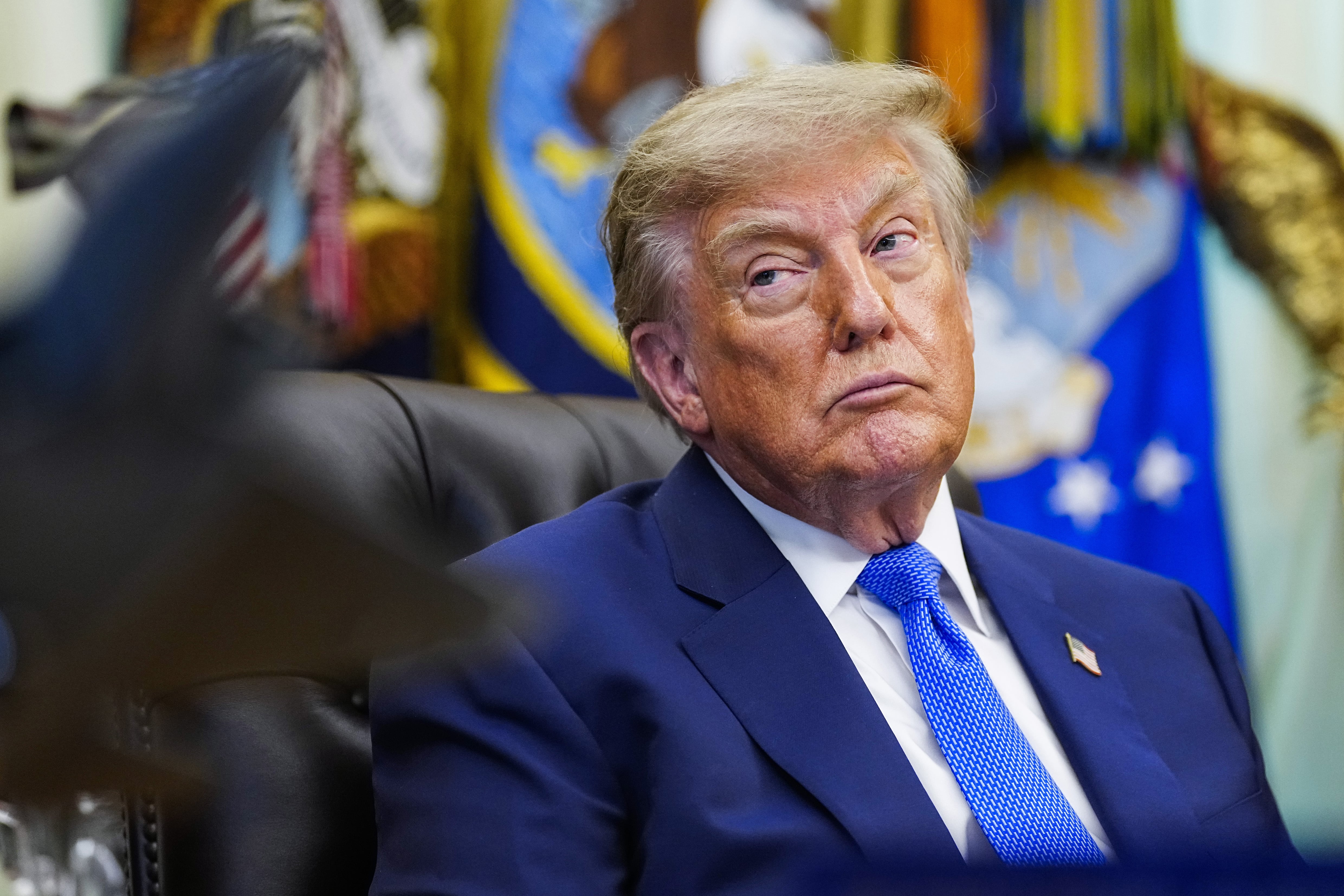 WASHINGTON (United States), 10/08/2026.- US President Donald Trump prepares to sign an executive order reviewing childhood vaccine recommendations in the Oval Office of the White House in Washington, DC, USA, 10 August 2026. The order maintains recommendations for vaccines against 11 diseases, including measles and polio, while calling for others, including hepatitis A, hepatitis B and meningococcal disease, to be limited to high-risk populations. EFE/EPA/BONNIE CASH / POOL