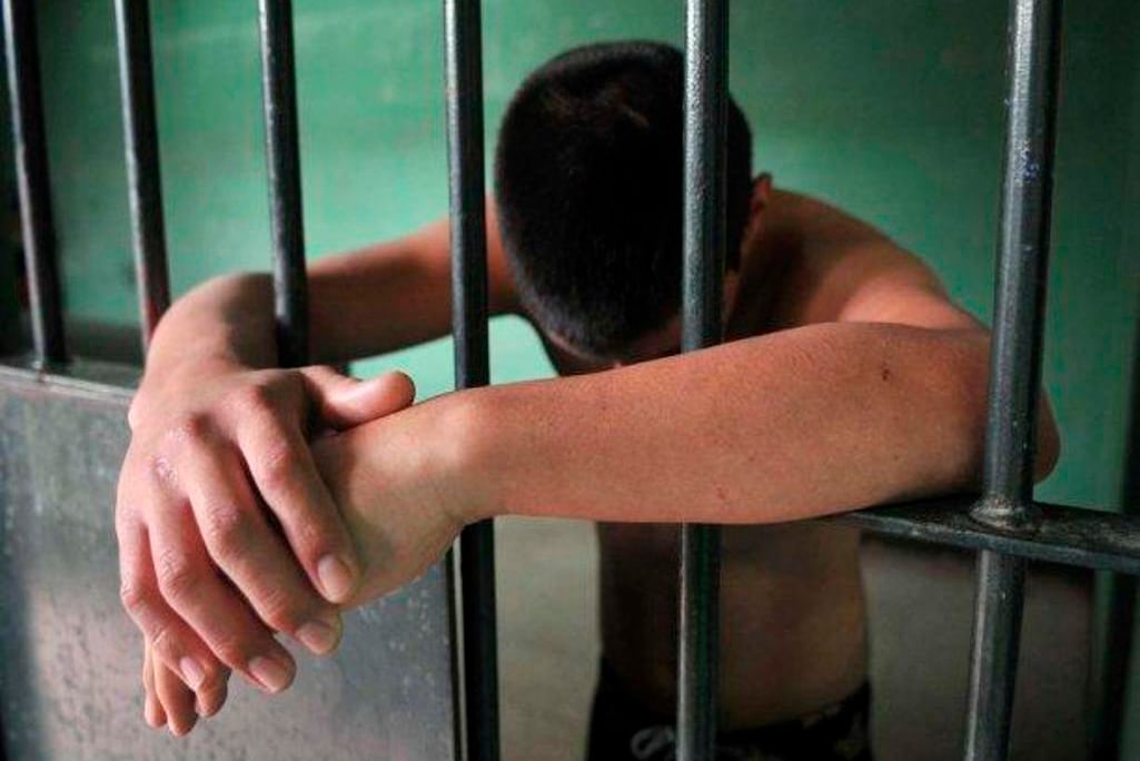 menor detenido preso