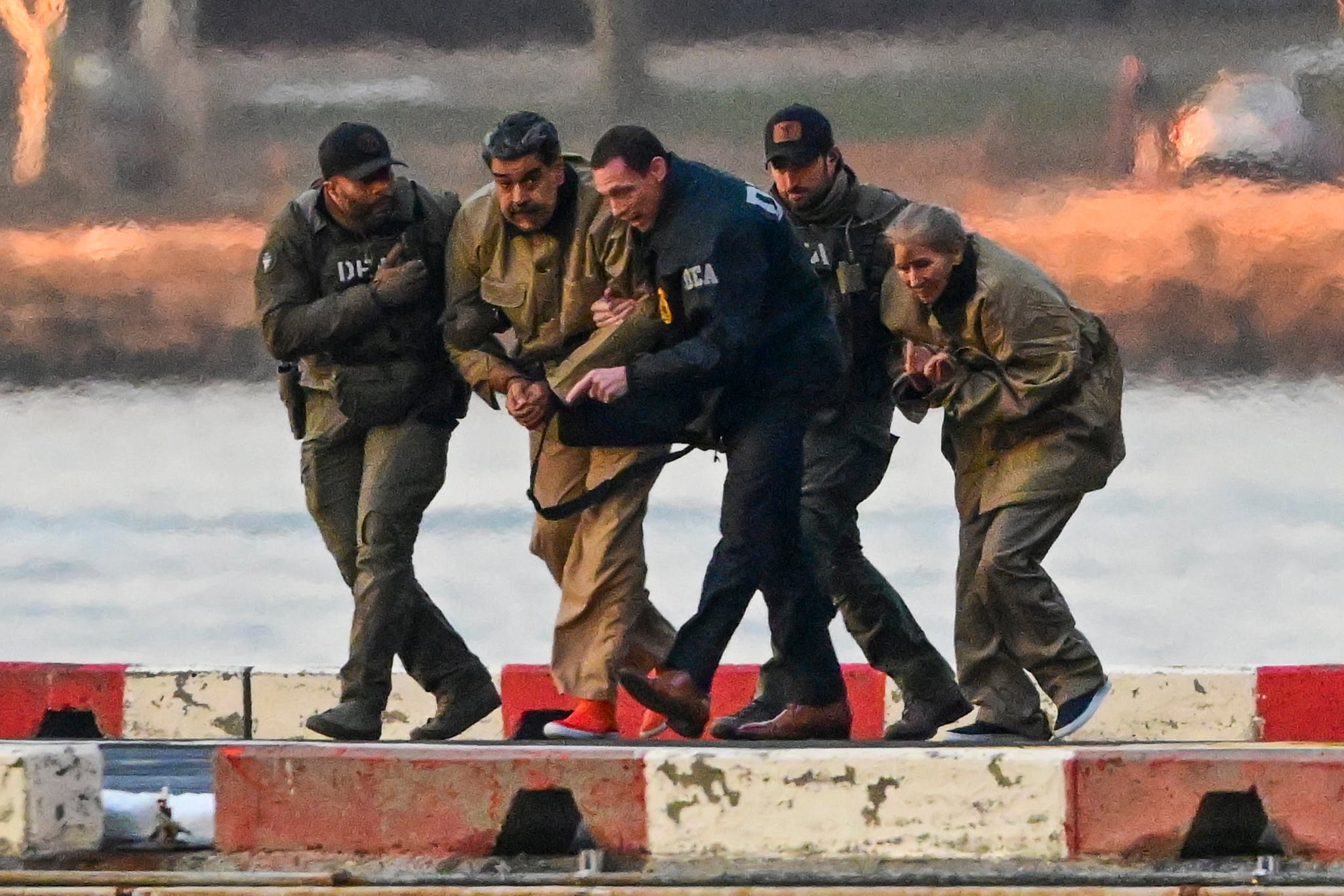 NEW YORK (United States), 05/01/2026.- Captured Venezuelan President Nicolas Maduro and his wife, Cilia Flores, arrive at the Wall Street Heliport during their transport to the federal courthouse for their arraignment in New York, New York, USA, 05 January 2026. (Nueva York) EFE/EPA/Stringer