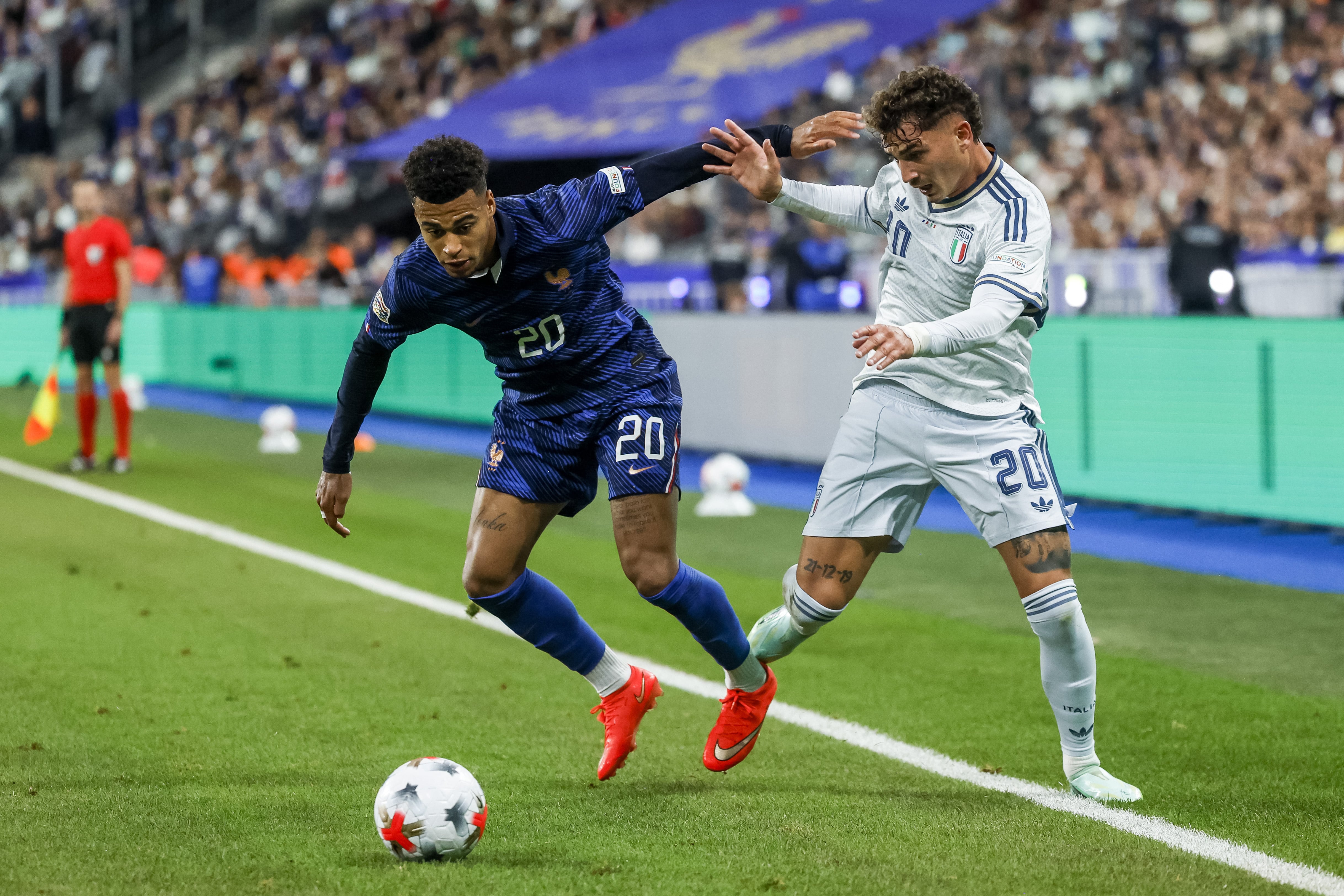Saint-Denis (France), 02/10/2026.- Desire Doue of France (L) in action against Sebastiano Esposito of Italy (R) during the UEFA Nations League match between France and Italy in Saint-Denis, France, 02 October 2026. (Francia, Italia) EFE/EPA/MOHAMMED BADRA