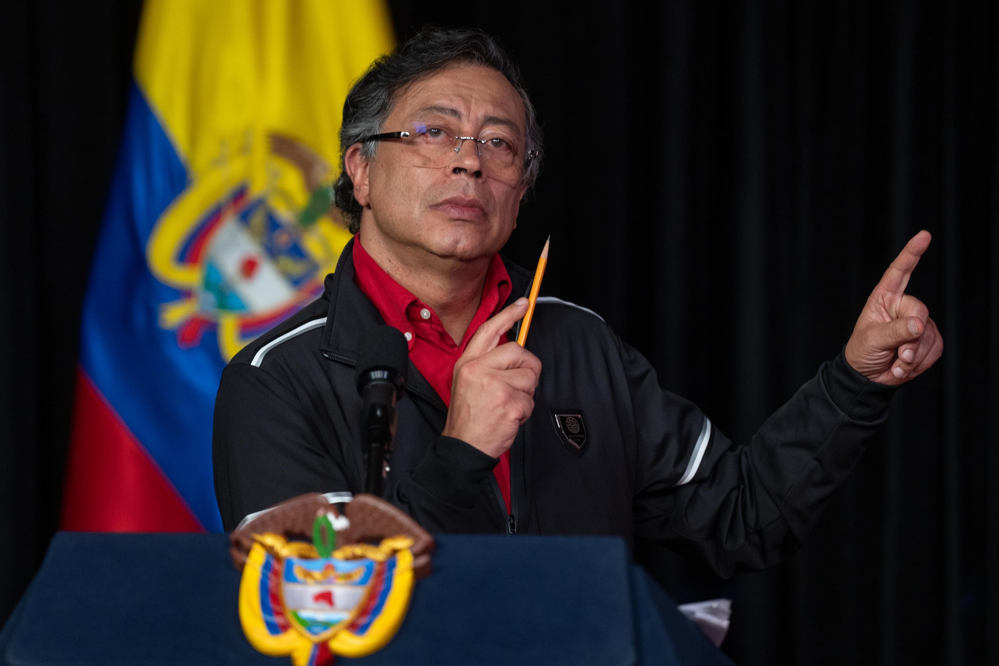 AME3959. BOGOTÁ (COLOMBIA), 28/11/2025.- Fotografía cedida por la Presidencia de Colombia de su mandatario, Gustavo Petro, hablando en una alocución este viernes, en Bogotá (Colombia). Petro reiteró que los magistrados de la autoridad electoral que sancionaron administrativamente su campaña de 2022 por financiación irregular y violación de topes de gastos son sus "rivales políticos" y quieren "hacer un golpe de estado". EFE/ Presidencia de Colombia /SOLO USO EDITORIAL/NO VENTAS/SOLO DISPONIBLE PARA ILUSTRAR LA NOTICIA QUE ACOMPAÑA (CRÉDITO OBLIGATORIO)