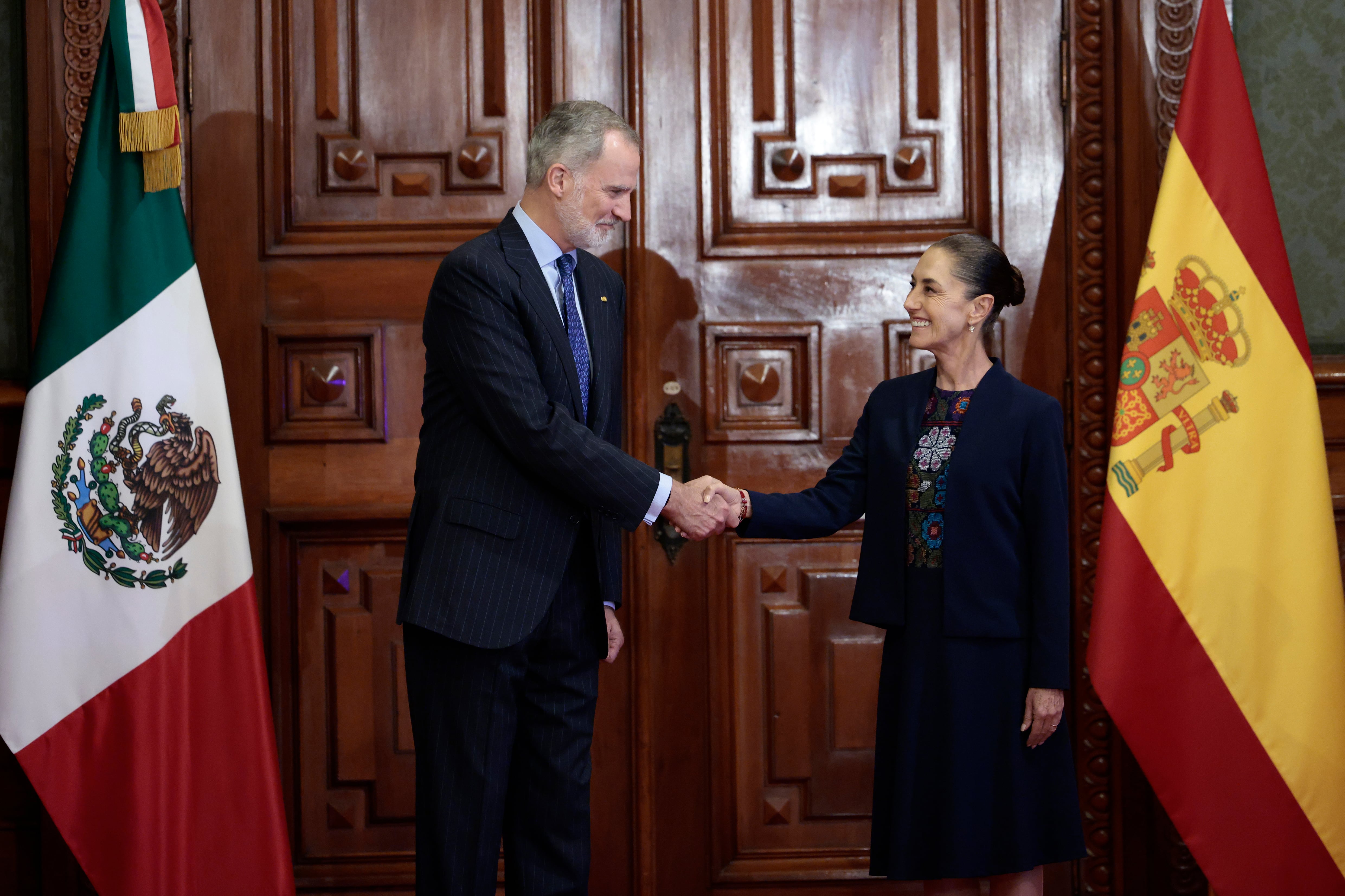 MEX6744. CIUDAD DE MÉXICO (MÉXICO), 25/06/2026.- La presidenta de México, Claudia Sheinbaum (d), saluda al rey Felipe VI de España este jueves, en un acto para la normalización las relaciones entre ambos países, en el Palacio Nacional en la Ciudad de México (México). EFE/ José Méndez