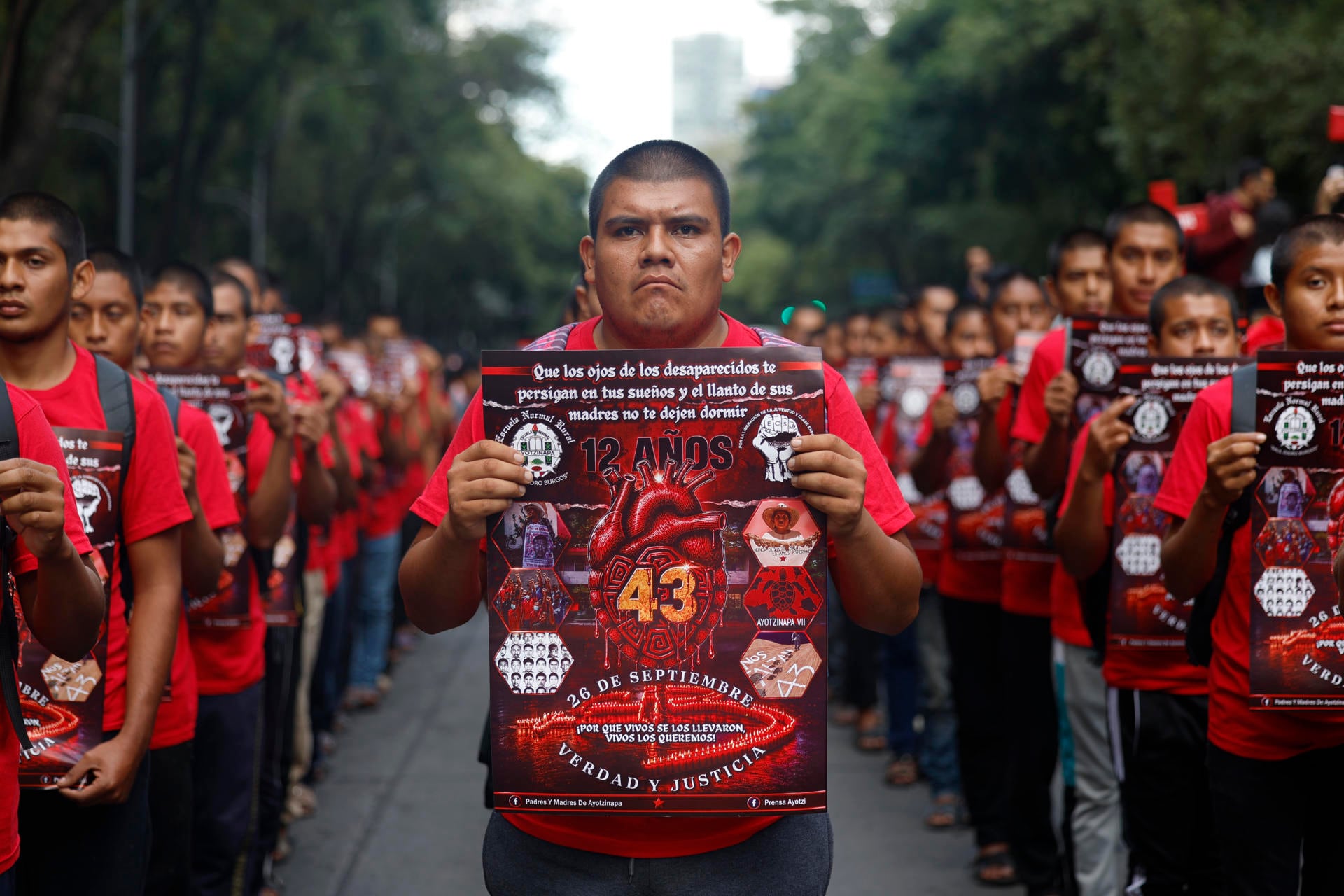 FOTODELDÍA MEX3832. CIUDAD DE MÉXICO (MÉXICO), 26/09/2026.- Personas participan en una marcha en el aniversario 12 de la desaparición de 43 estudiantes de Ayotzinapa, este sábado en Ciudad de México (México). Padres y madres de los 43 estudiantes de Ayotzinapa