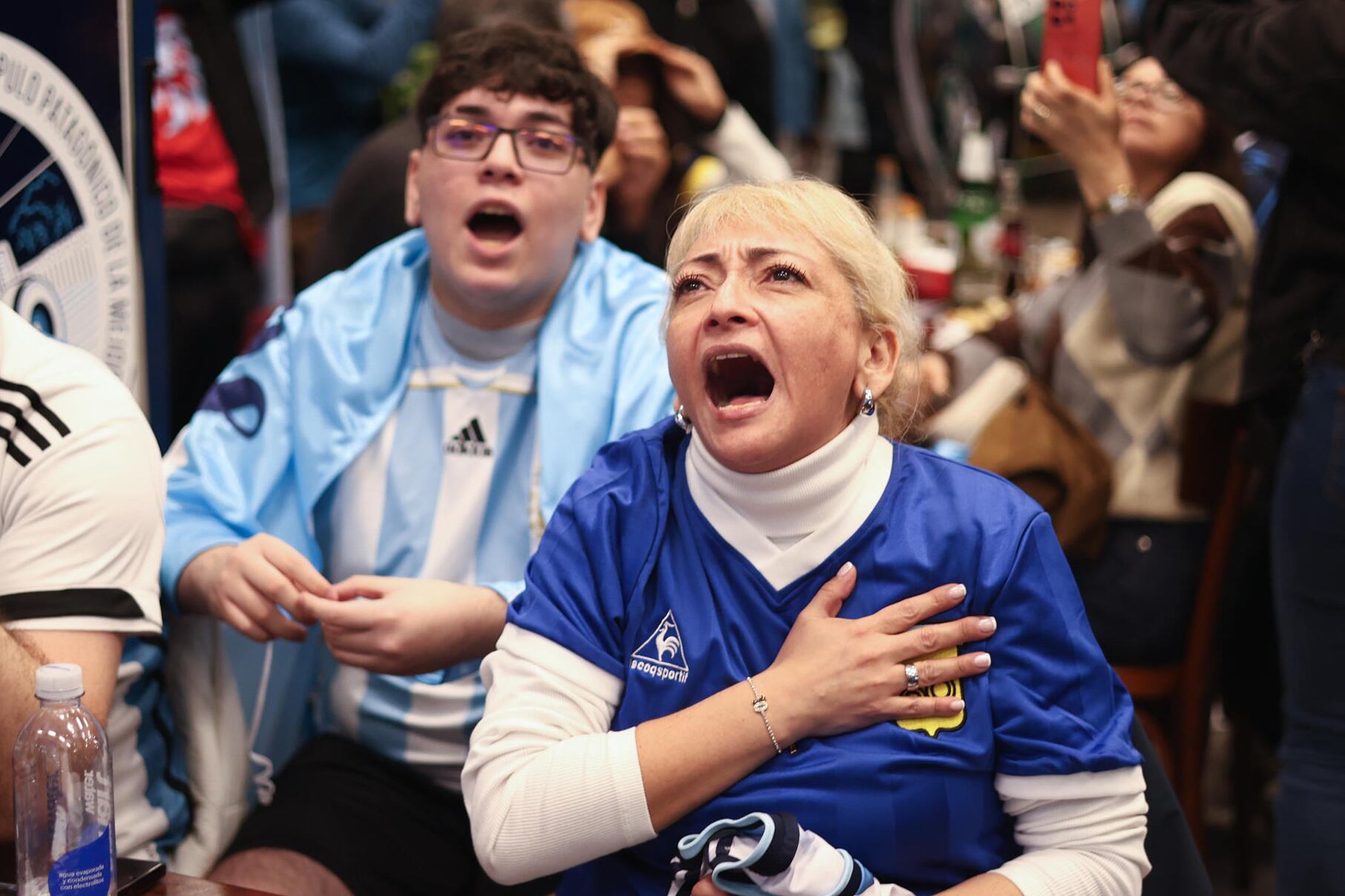 15/07/2026.- Una aficionada argentina ve la trasmisión del partido del Mundial de la FIFA 2026 entre Inglaterra y Argentina este miércoles, en Buenos Aires