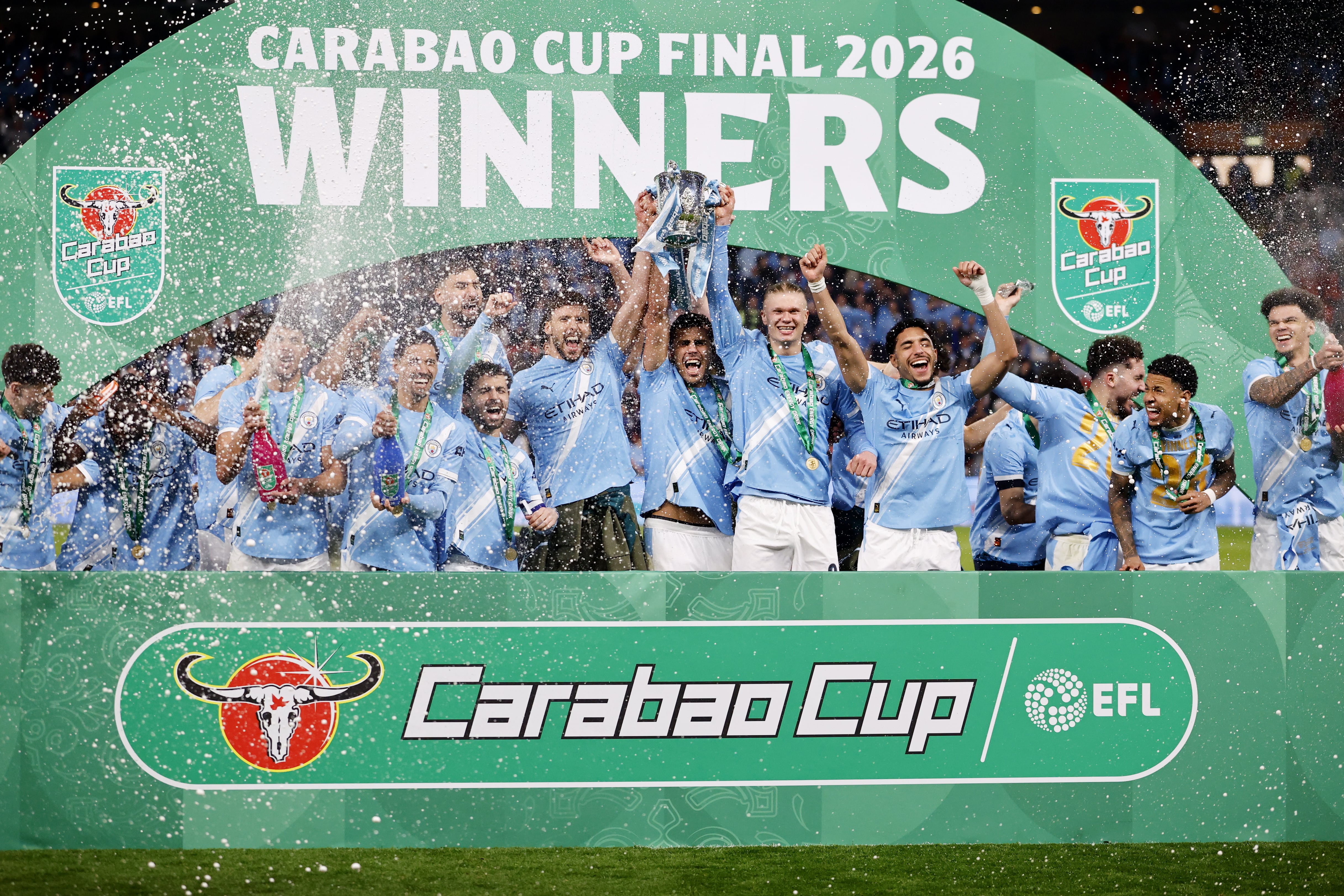 LONDON (United Kingdom), 22/03/2026.- Manchester City players celebrate with the trophy after the team won the Carabao Cup final match between Arsenal FC and Manchester City FC, in London, Great Britain, 22 March 2026. (Gran Bretaña, Reino Unido, Londres) EFE/EPA/TOLGA AKMEN EDITORIAL USE ONLY. No use with unauthorized audio, video, data, fixture lists, club/league logos, 'live' services or NFTs. Online in-match use limited to 120 images, no video emulation. No use in betting, games or single club/league/player publications.