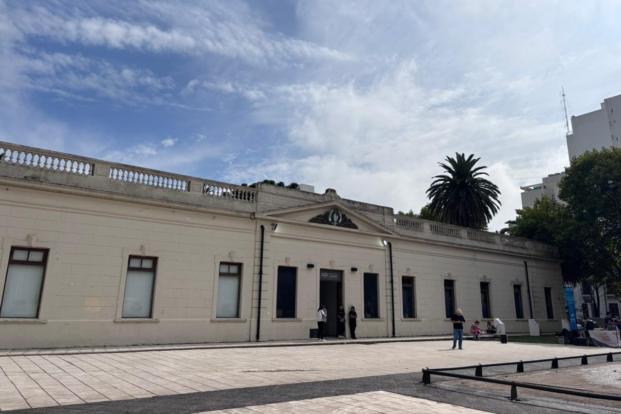 El porton (en La Plata) desde donde partieron conscriptos y oficiales de carrera hacia las Islas Malvinas