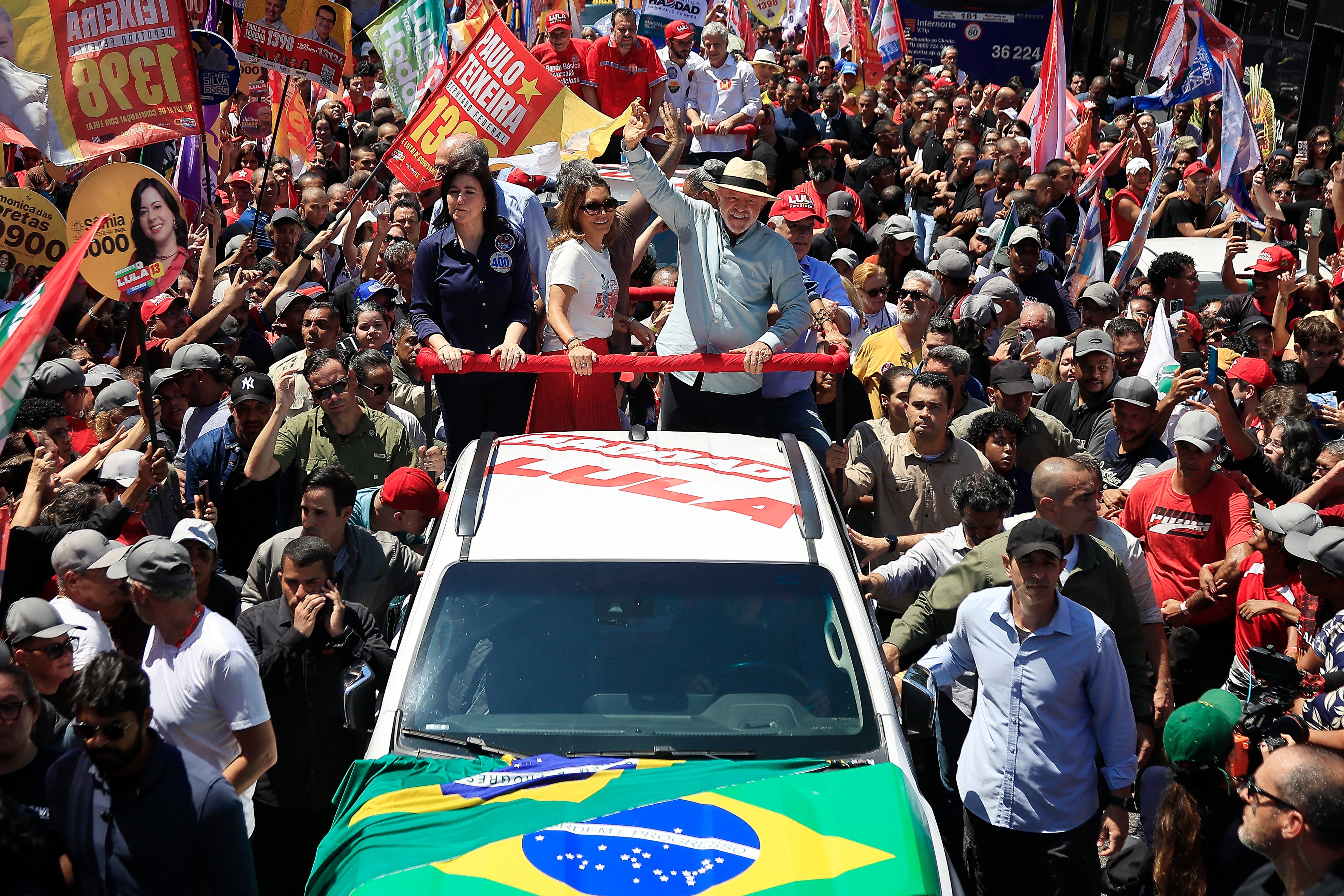 Brazil's President and presidential candidate Luiz Inacio Lula da Silva waves to supporters alongside his wife Rosangela Lula da Silva, during a campaign rally at the Sao Miguel Paulista neighbourhood in Sao Paulo, Brazil, on September 26, 2026. Brazil will hold presidential election on October 4, 2026. (Photo by Miguel SCHINCARIOL / AFP)