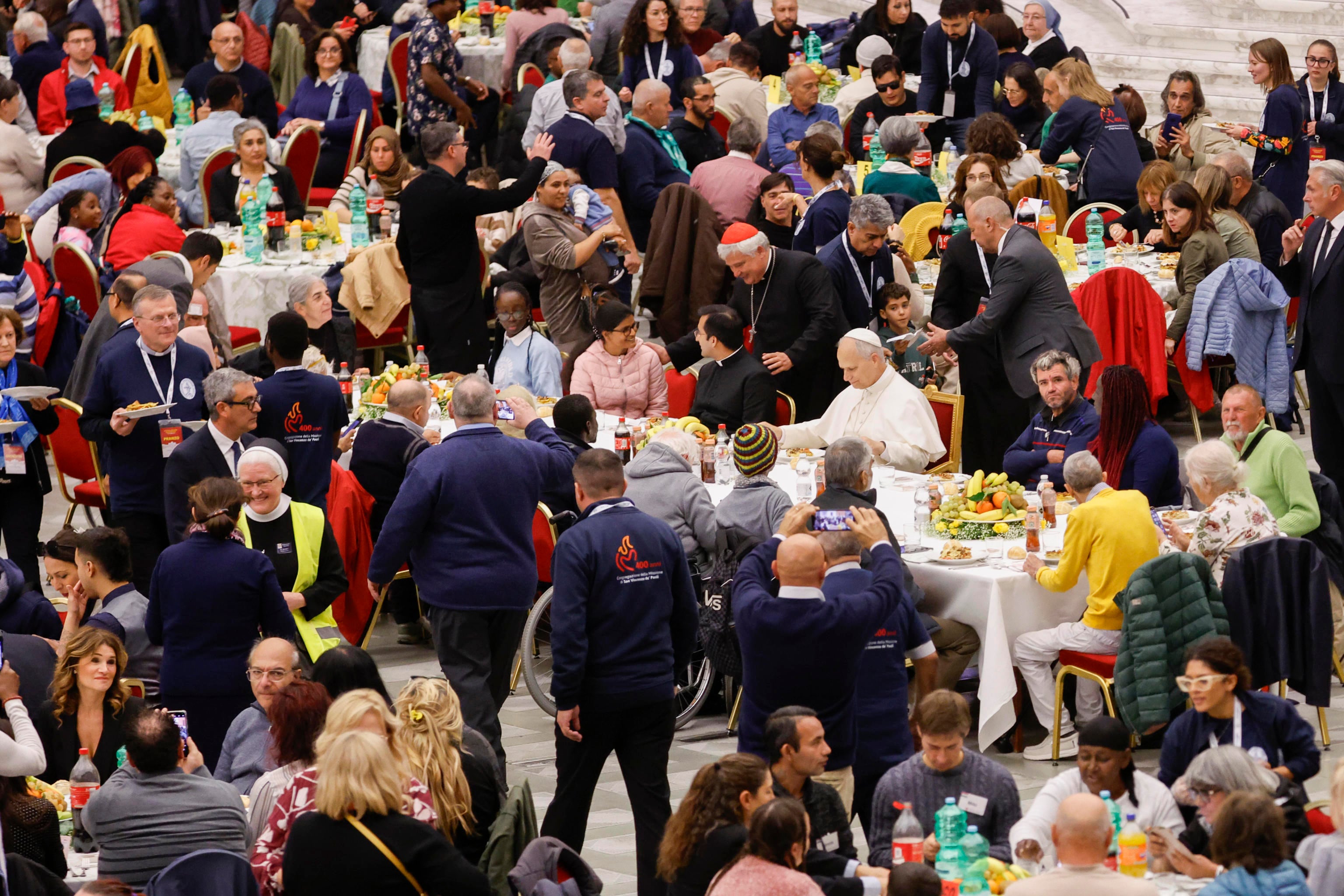 VATICAN CITY (Vatican City State (Holy See)), 16/11/2025.- Pope Leo XIV attends a lunch with the poor on the occasion of the Jubilee of the Poor and the 9th World Day of the Poor inside the Paul VI Hall, Vatican City, 16 November 2025. (Papa) EFE/EPA/FABIO FRUSTACI