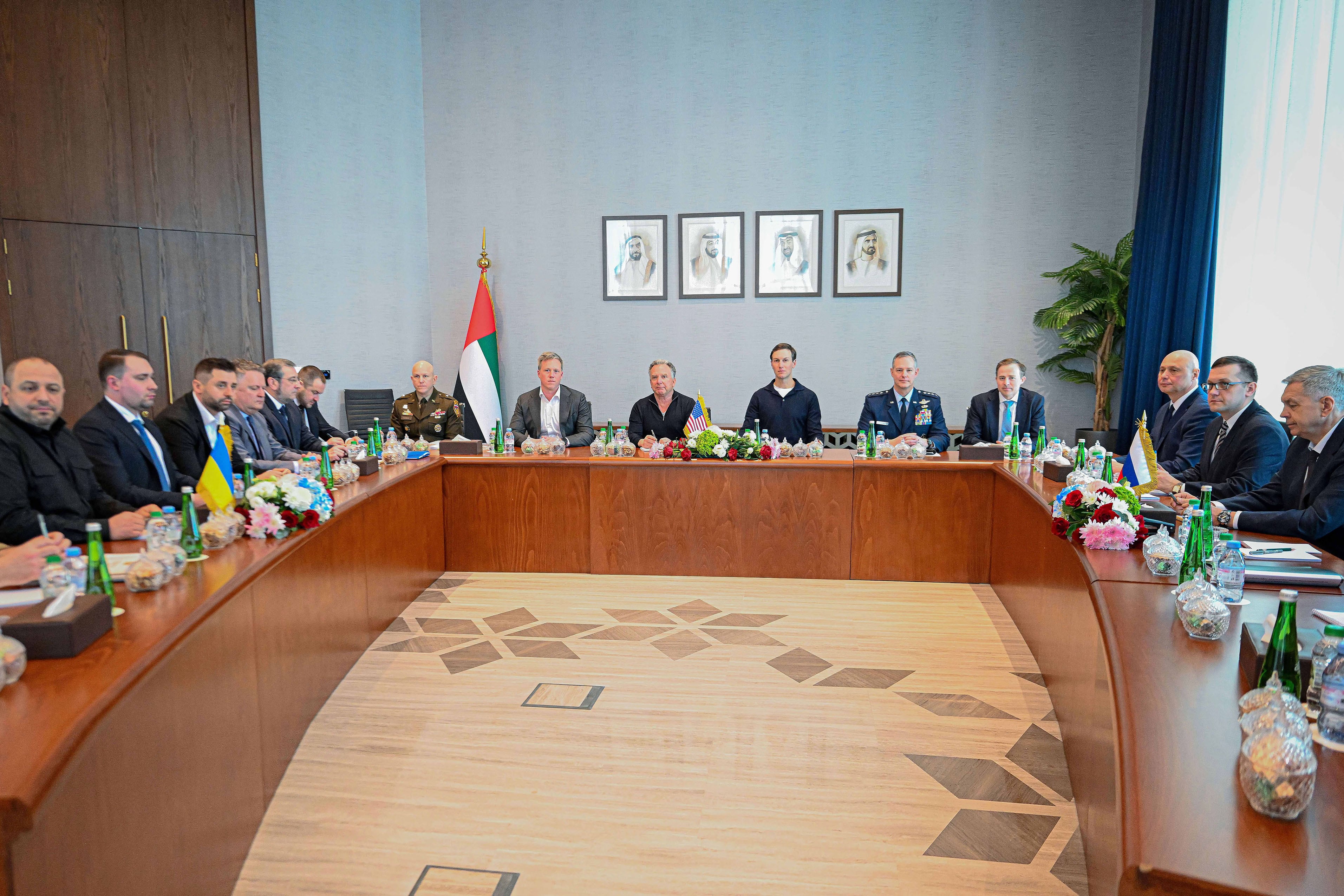 (260204) -- ABU DHABI, 4 febrero, 2026 (Xinhua) -- La segunda ronda de conversaciones entre Rusia y Ucrania mediada por Estados Unidos se llevan a cabo en Abu Dhabi, Emiratos Arabes Unidos, el 4 de febrero de 2026. (Xinhua/WAH) (ah) (ra) (vf)