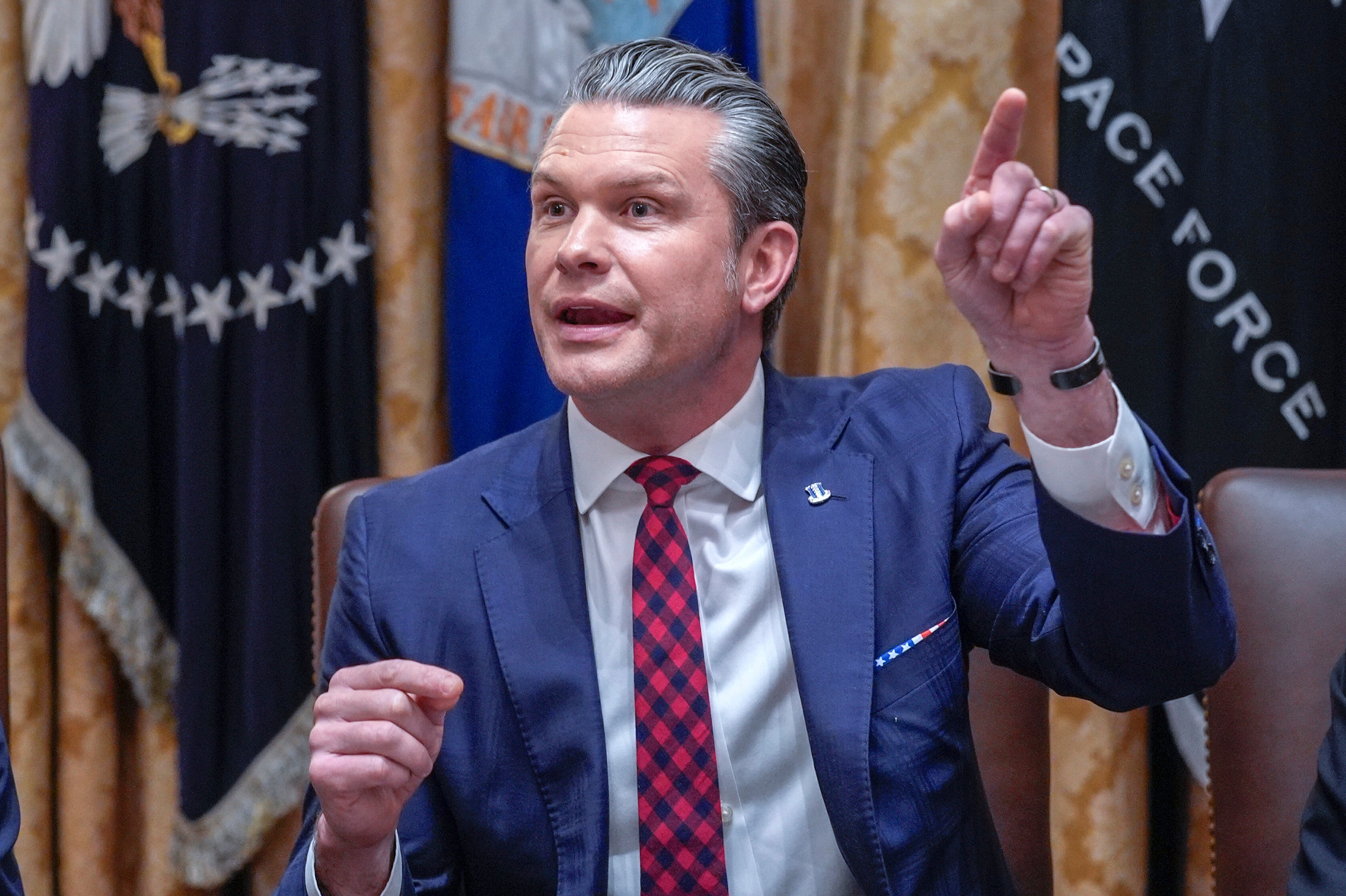 Washington (United States of America), 02/12/2025.- US Secretary of War Pete Hegseth answers a reporter’s question during a Cabinet meeting in the Cabinet Room of the White House in Washington, DC, USA, 02 December 2025. EFE/EPA/YURI GRIPAS / POOL