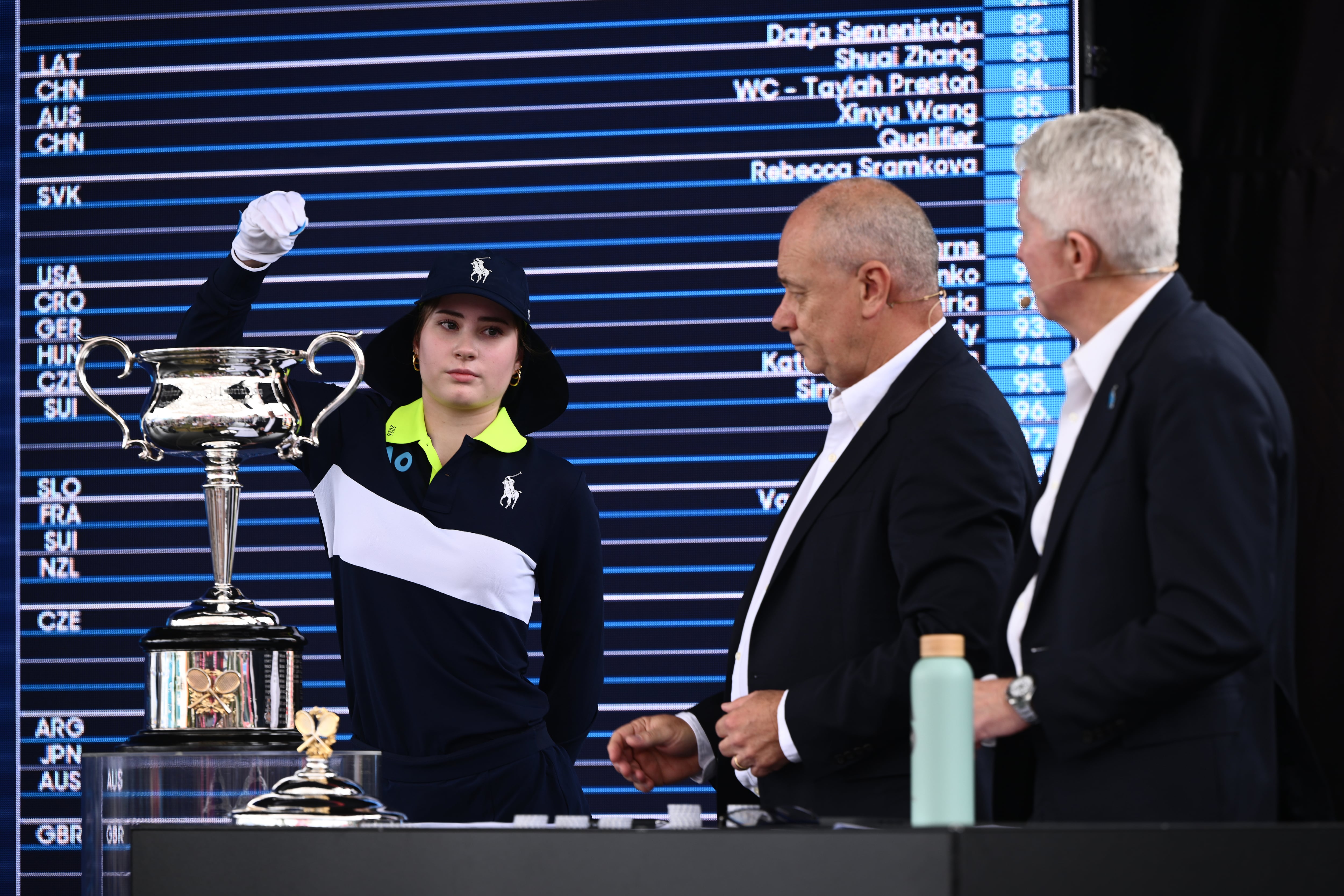 Melbourne (Australia), 15/01/2026.- A ball kid draws a women's singles player alongside Australian Open referee Wayne McKewen (C) and Tennis Australia CEO Craig Tiley (R) during the draw for the 2026 Australian Open tennis tournament, at Melbourne Park, Melbourne, Australia, 15 January 2026. (Tenis) EFE/EPA/JOEL CARRETT AUSTRALIA AND NEW ZEALAND OUT EDITORIAL USE ONLY