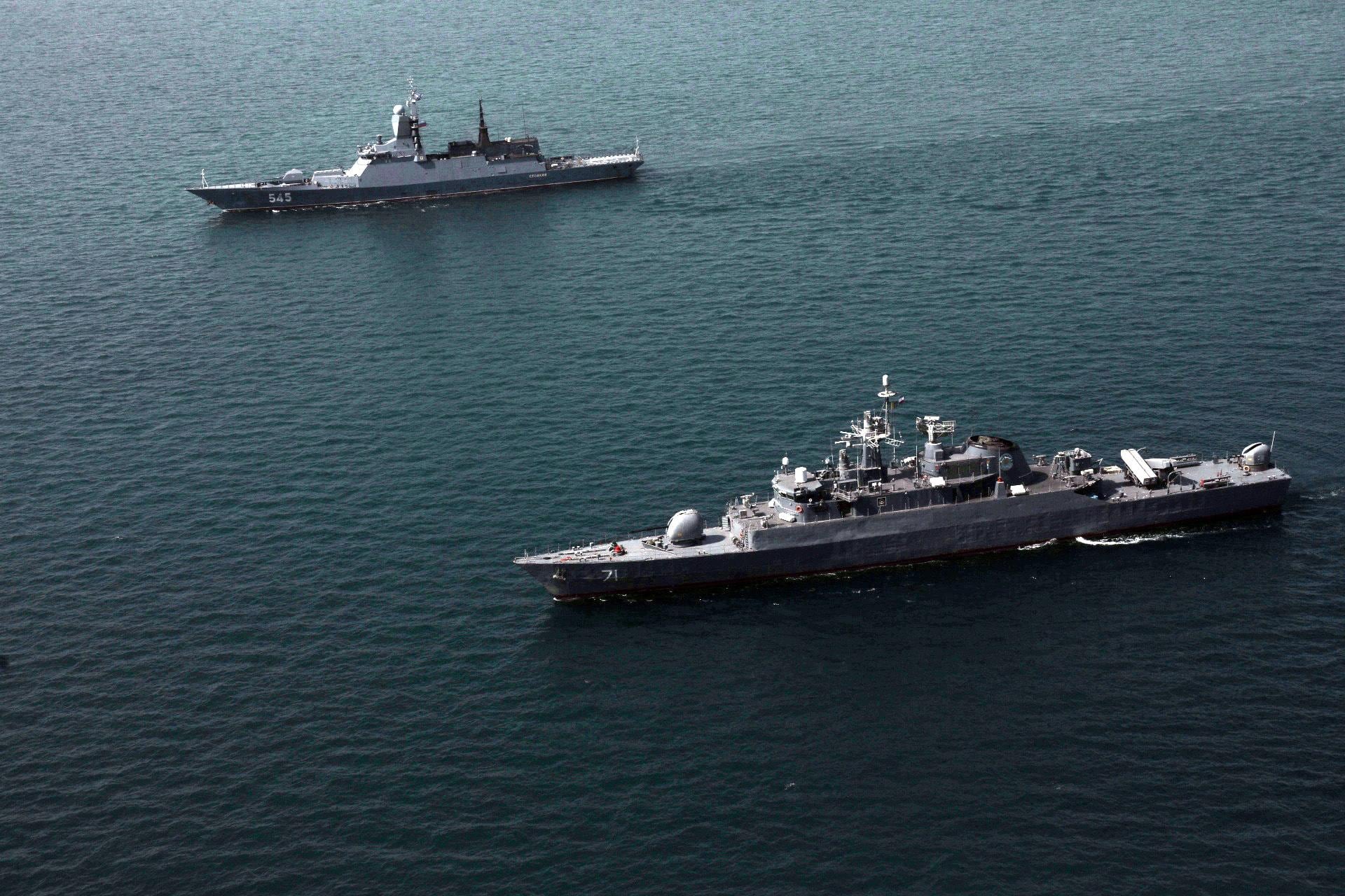 OMAN SEA (Iran (Islamic Republic Of)), 19/02/2026.- A handout photo made available by the Iranian army shows the Russian corvette Stoikiy (up) and Iranian frigate Alvand (bottom) during a joint naval exercise in Sea of Oman