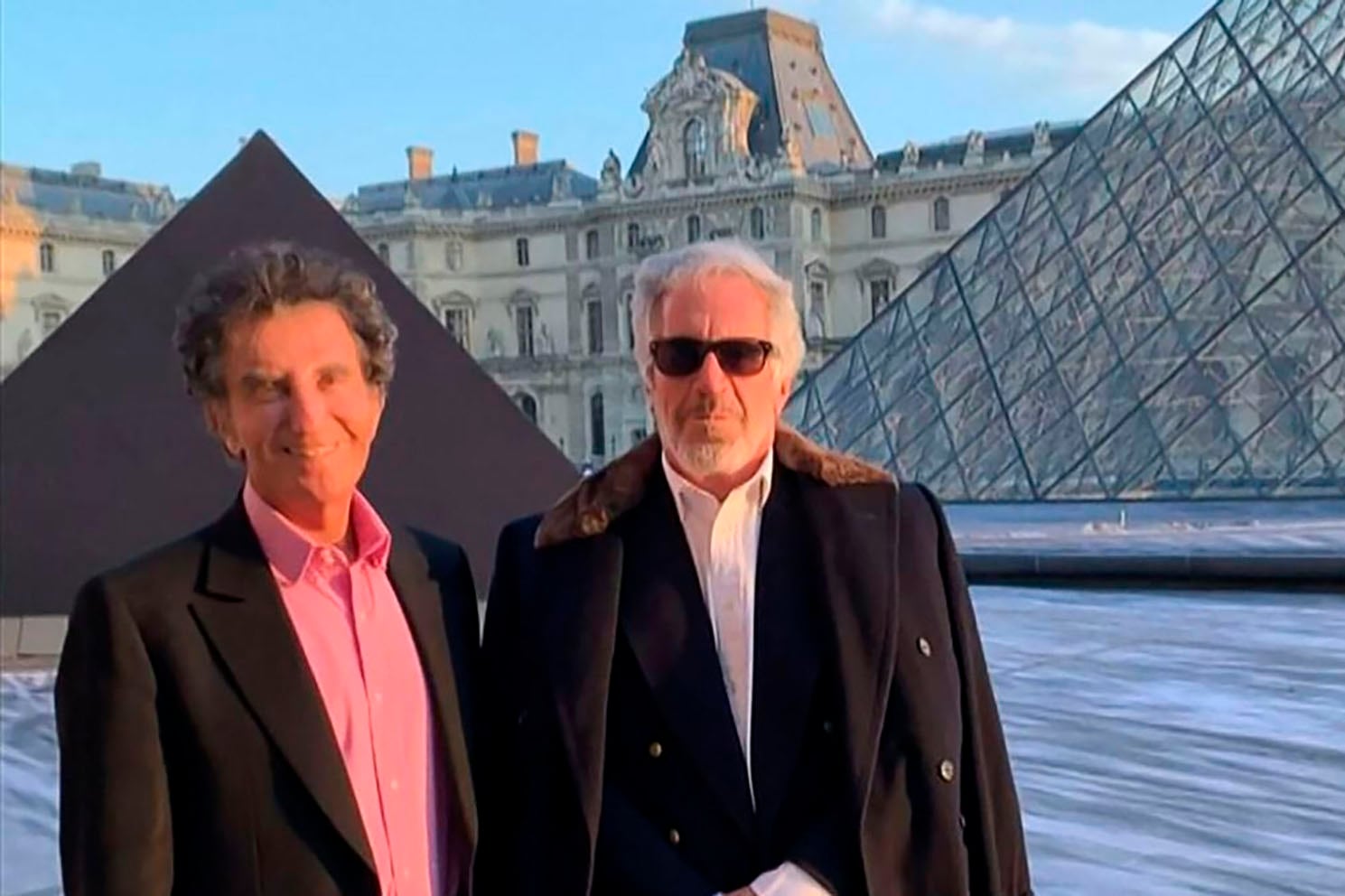 - / US DEPARTMENT OF JUSTICE / AFP
Foto por - / US DEPARTMENT OF JUSTICE / AFP
A screengrab taken on February 3, 2026 from a video released in files related to the investigation into the late convicted sex offender Jeffrey Epstein, published by the US Department of Justice, shows Jack Lang, a French former culture minister posing with Jeffrey Epstein at the Louvre pyramid in Paris.
Several French media say Jack Lang, 86, knew Epstein for several years and was requesting favours such as the use of his car or plane. Jack Lang said that he first met Epstein through the US film director Woody Allen "about 15 years ago" but was "completely shocked at crimes". The mere appearance of someone in the Epstein files, does not, in itself, imply any wrongdoing by that person.
RESTRICTED TO EDITORIAL USE - MANDATORY CRE