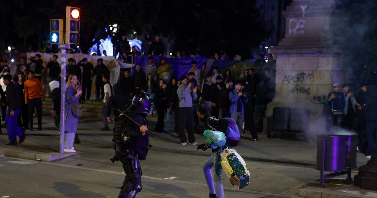 Protesta de jóvenes en Barcelona terminó con destrozos y choques con la policía