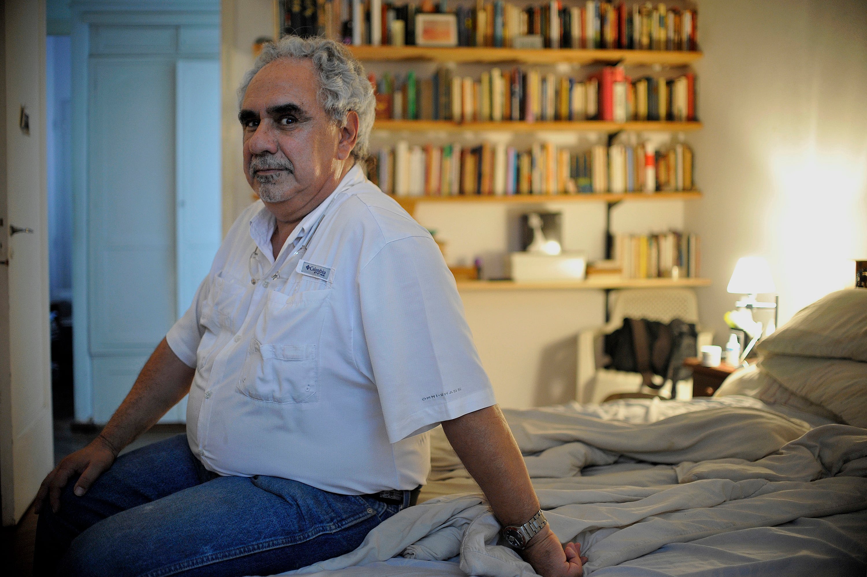 El escritor Eugenio Previgliano falleció en Rosario el 4 de diciembre de 2025. Esta foto es de 2015, en su casa.