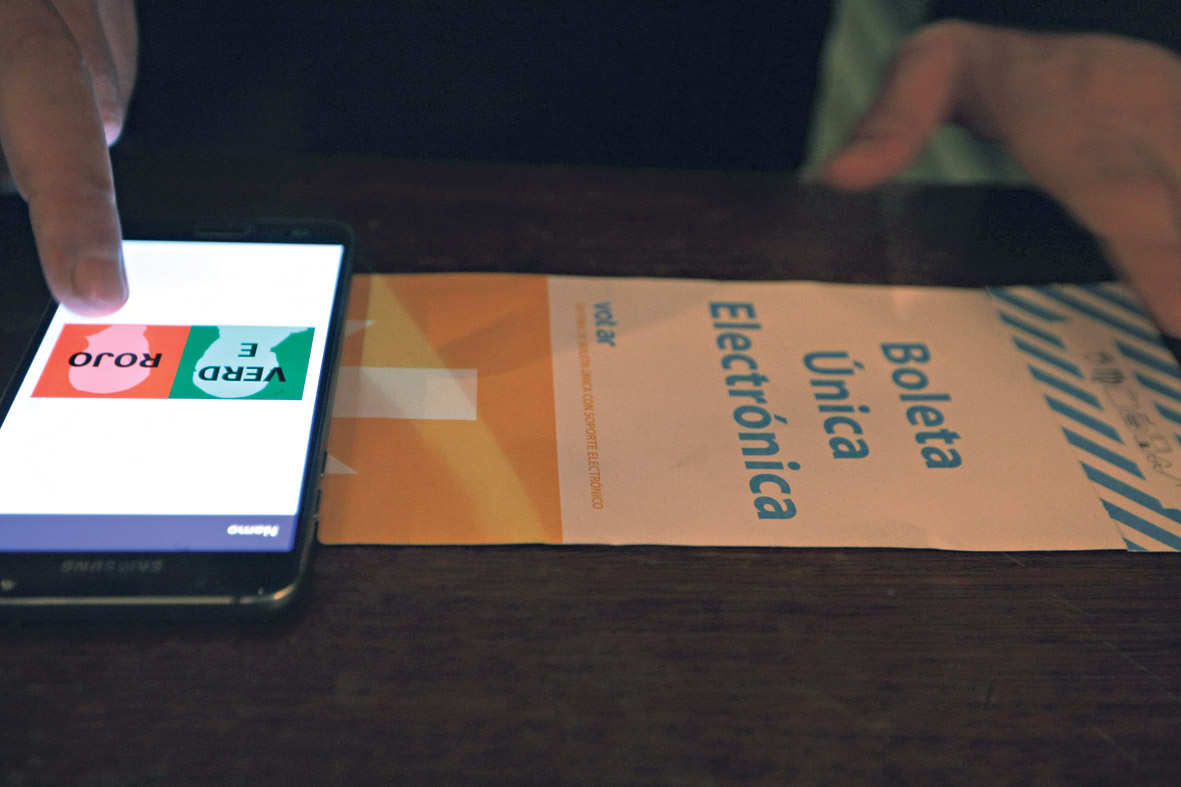 Técnicos demostraron la vulnerabilidad de la Boleta Electrónica. (Fuente: DyN)