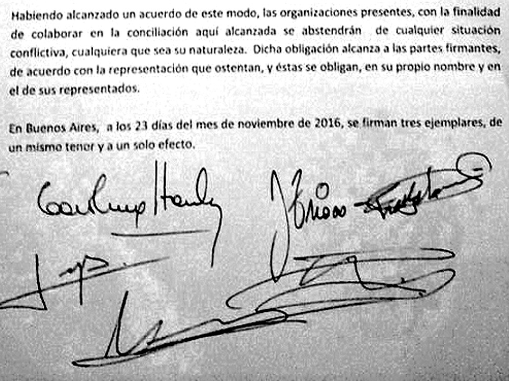 El último párrafo del Acta Acuerdo obliga a los movimientos sociales a no participar en conflictos durante los tres años que restan al mandato de Macrì.