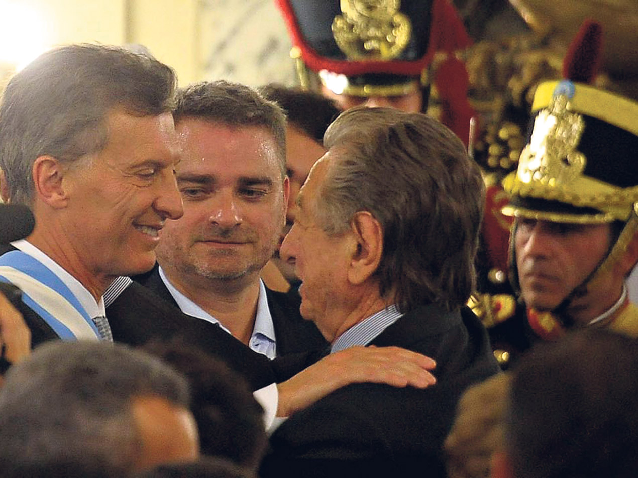 Mauricio Macri y su padre, Franco Macri, el 10 de diciembre, el día de la asunción, en la ceremonia en la Casa Rosada.